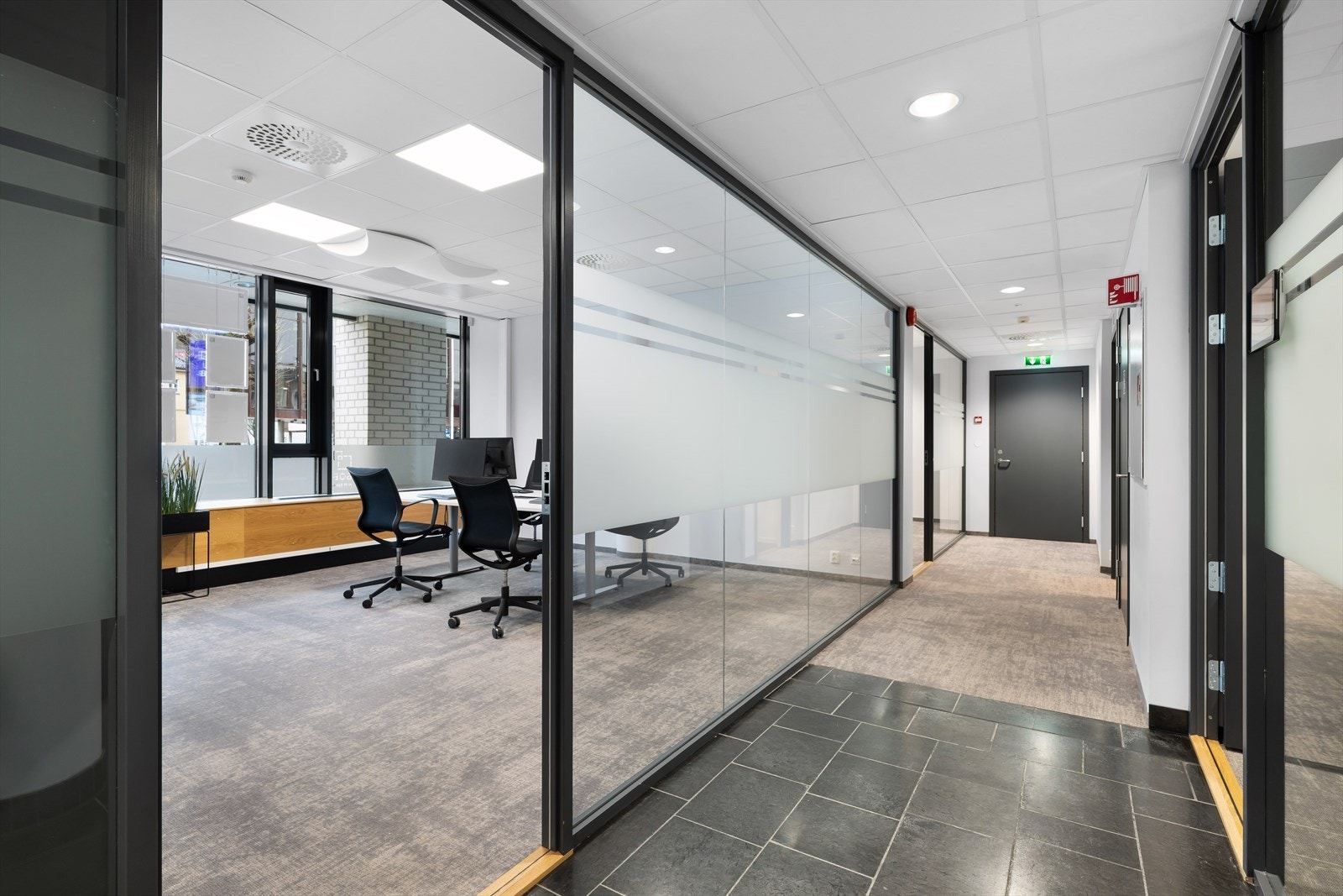 Ca. BTA 170 m² kontorlokaler på gateplan. Egner seg for 6-10 personer