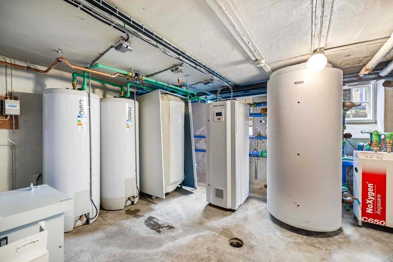 Nylig installert 4 stk. luft-til-vann varmepumper som benyttes i fjernvarmeanlegget. Galleribilde