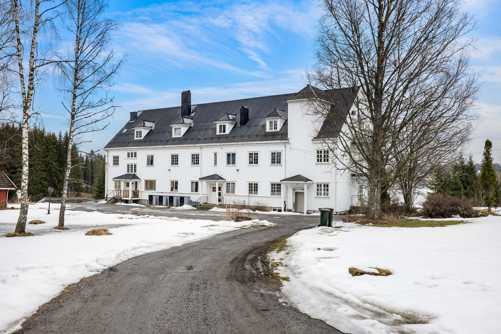 Hovedbygg består av ca 33 oppholdsrom, fellesstuer og felles kjøkken. Galleribilde