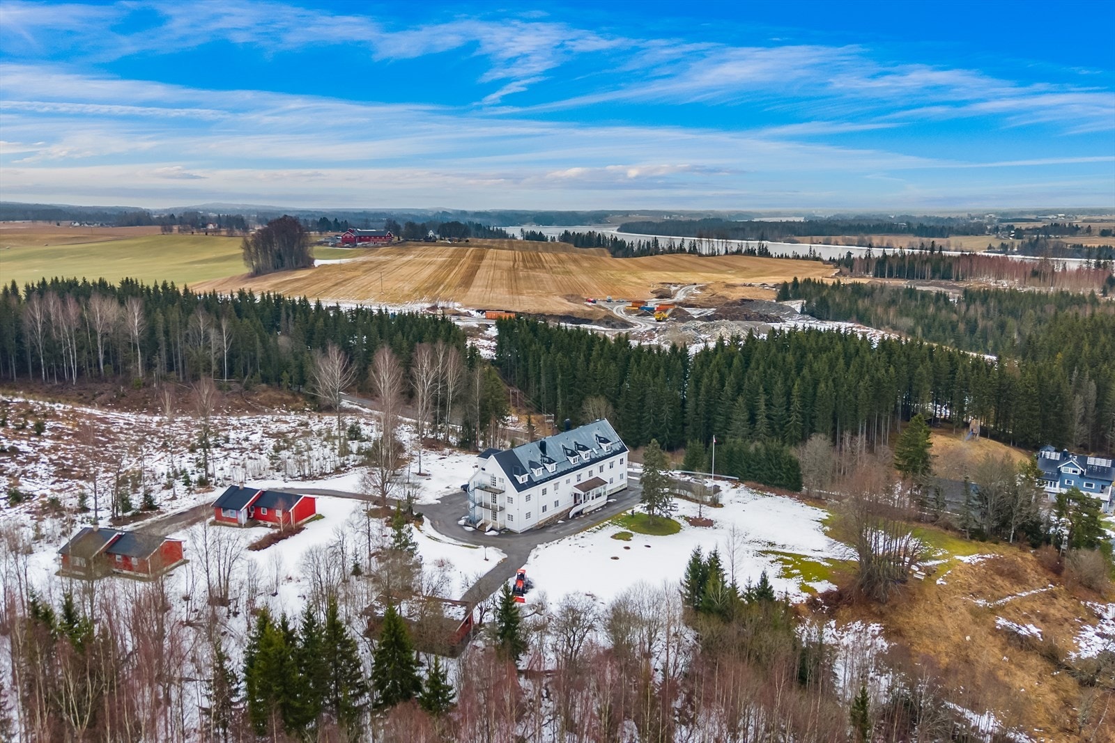 Bo og behandingssenter i usjenerte omgivelser. Hovedbygg på ca 1520 kvm + 2 frittliggende eneboliger. Ca 25 min. fra Lillestrøm. Ca 19 mål eiet tomt. Galleribilde