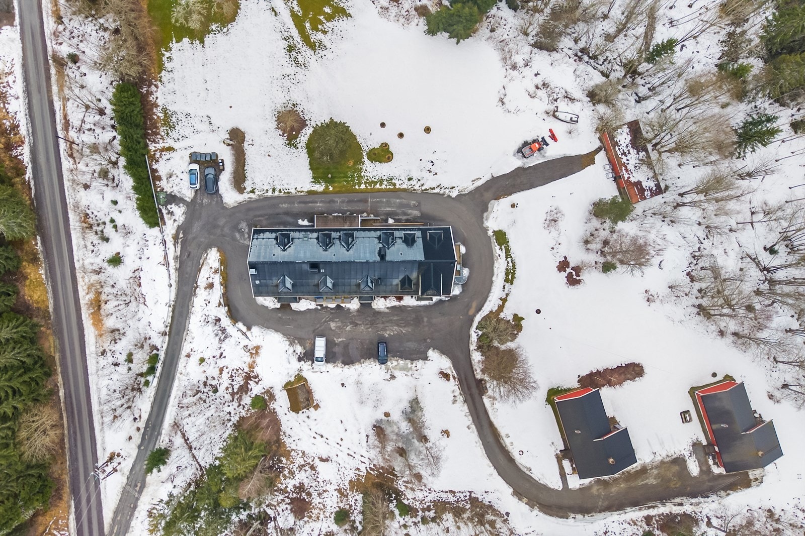 Eiendommen består av to eiendommer, totalt ca 19 mål eiet tomt. Galleribilde