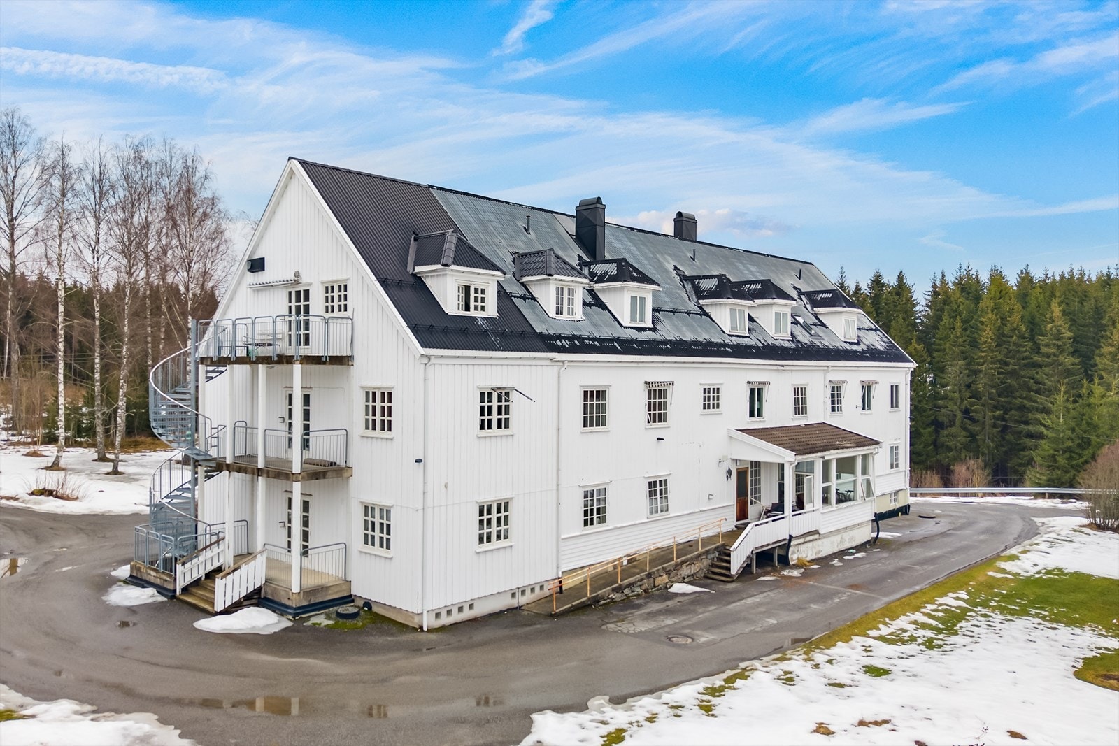 Hovedbygg på ca 1520 kvm. Opprinnelig oppført ca 1924, senere påbygget. Galleribilde
