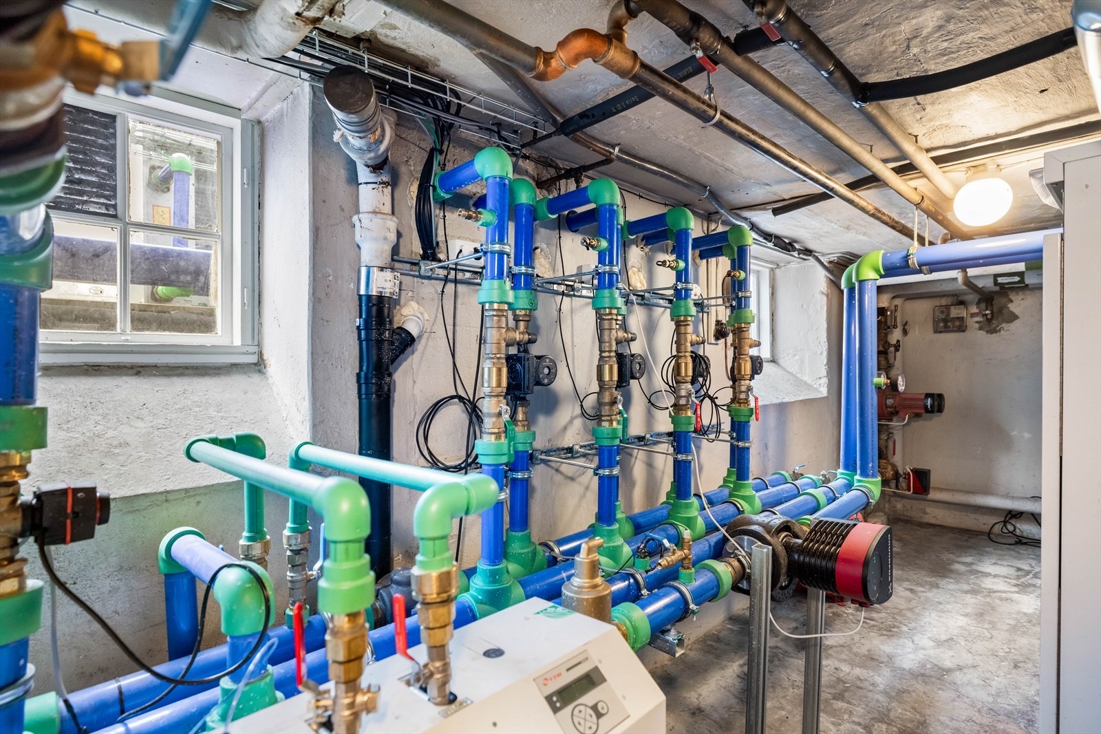 Nylig installert 4 stk. luft-til-vann varmepumper som benyttes i fjernvarmeanlegget. Galleribilde