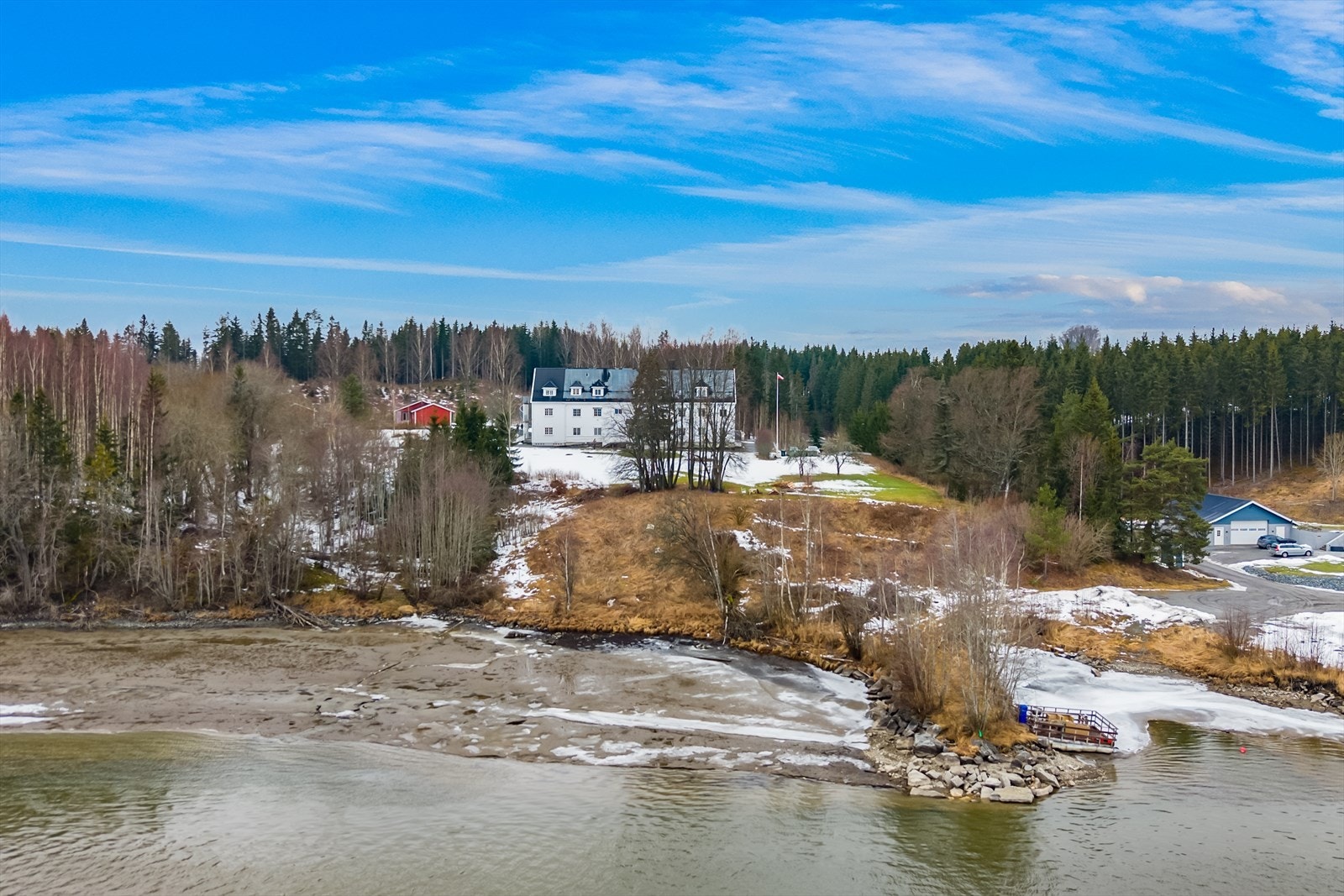 Idyllisk beliggende til Glomma. Galleribilde