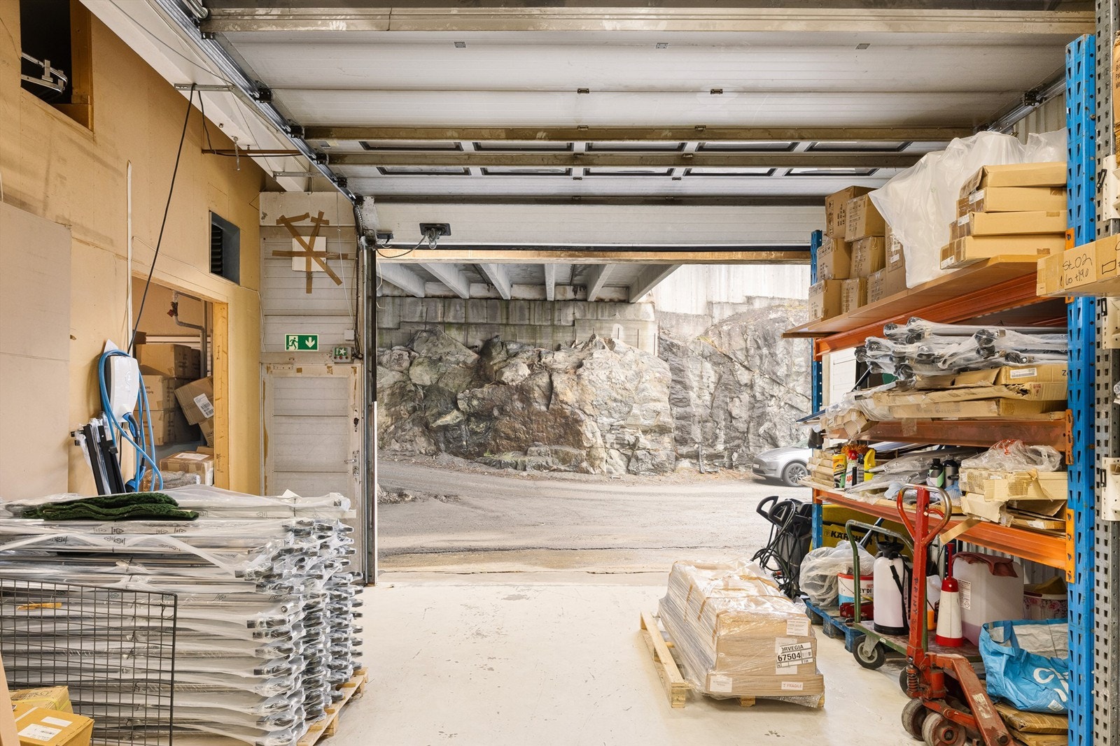 Inngang både via kjøreport og dør ved siden av. Galleribilde