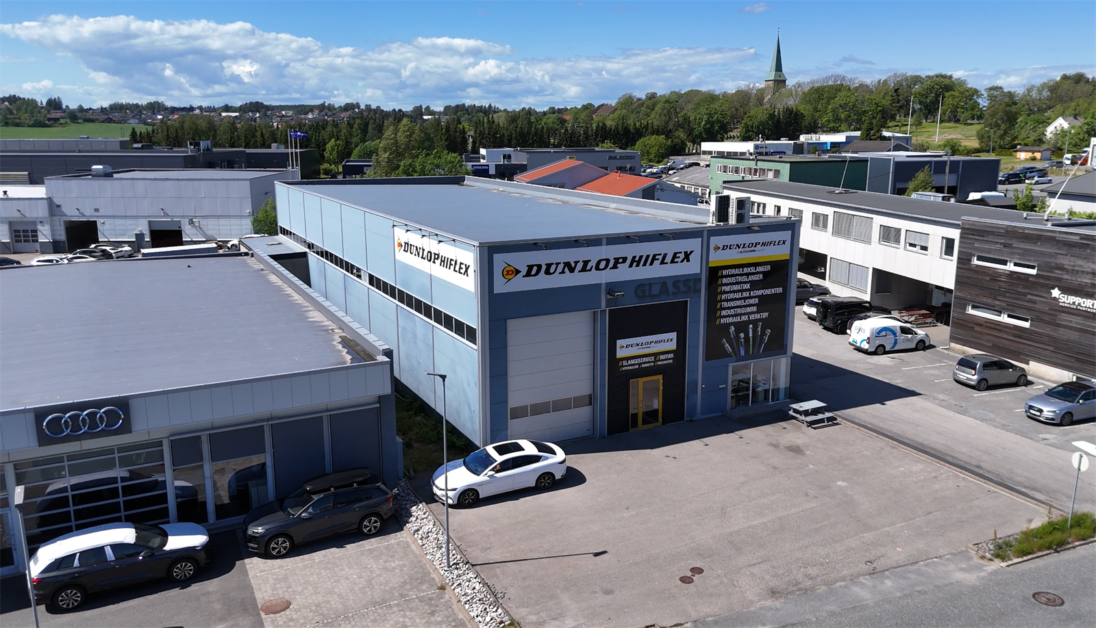 Herbergveien 2a med Dunlop Hiflex som leietaker beliggende på Tunejordet inntil Dahles Auto Galleribilde