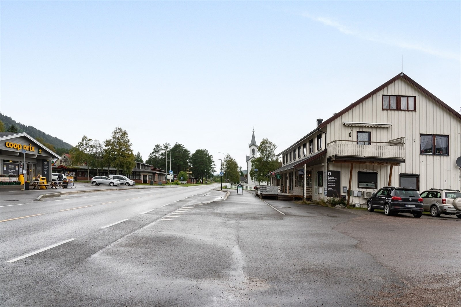Nærområdet bebygget med bolig- og næringsbygg samt kirkebygg. Galleribilde