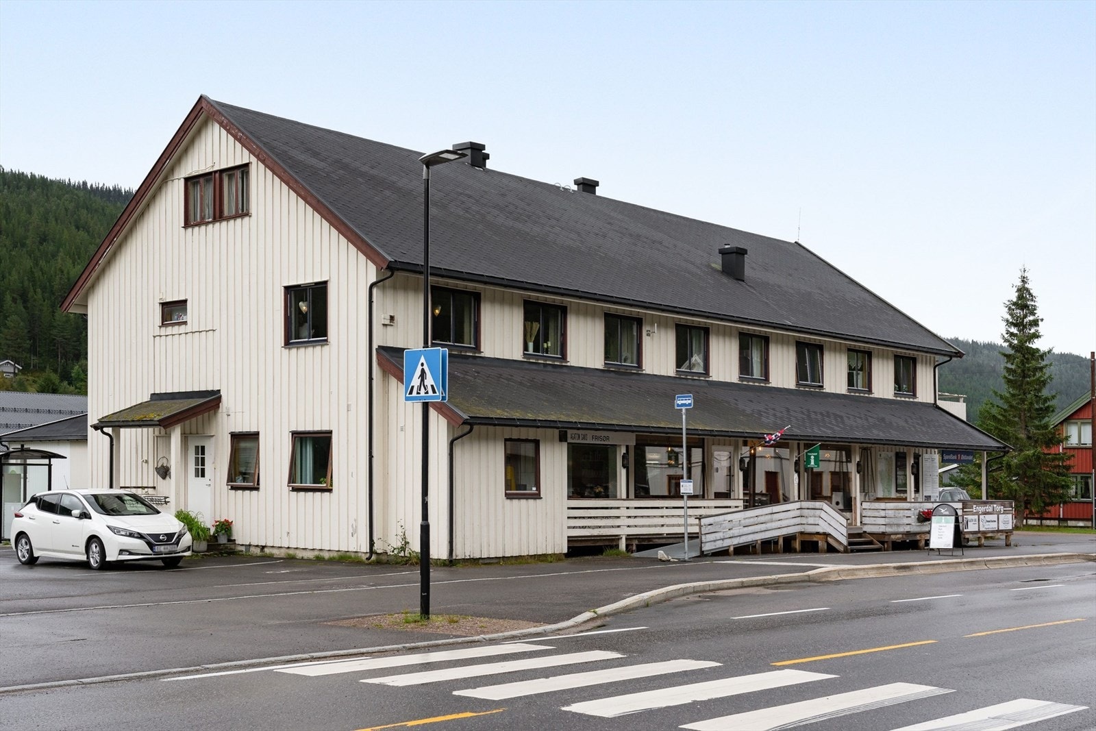 Eiendommen ligger inntil Engerdalsveien i Engerdal sentrum i Engerdal kommune. Galleribilde