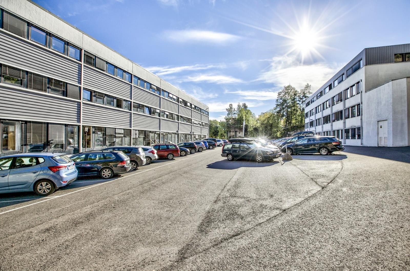 Parkeringsplasser tilhørende eiendommen. Galleribilde