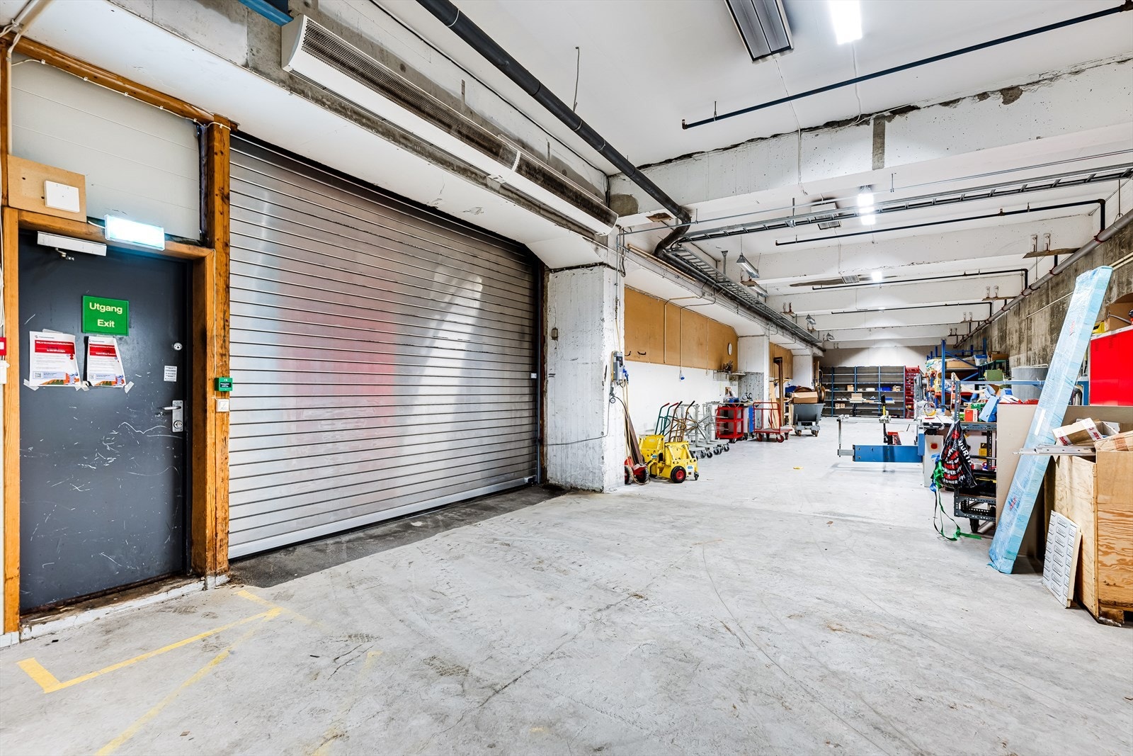 Ledig lagerareal BTA 1075 m². Ca 3,5 meter takhøyde til dragere og ca. 4 meter mellom dragere.