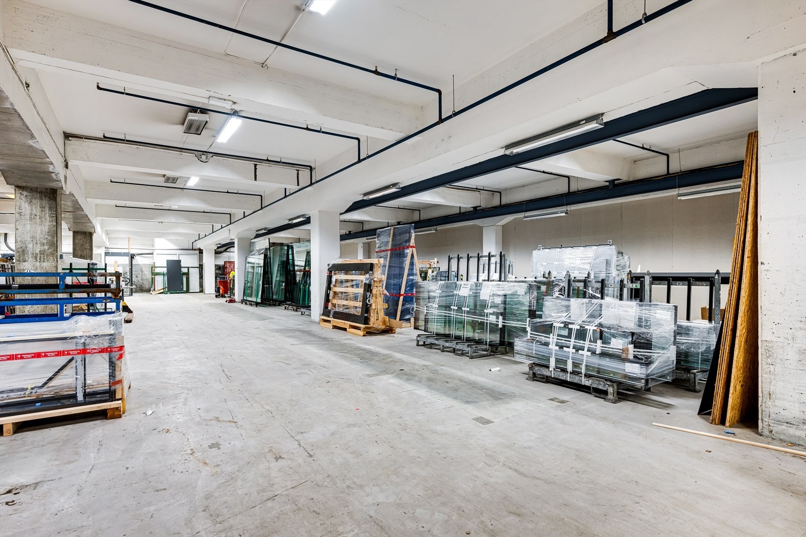 Ledig lagerareal BTA 1075 m². Ca 3,5 meter takhøyde til dragere og ca. 4 meter mellom dragere.