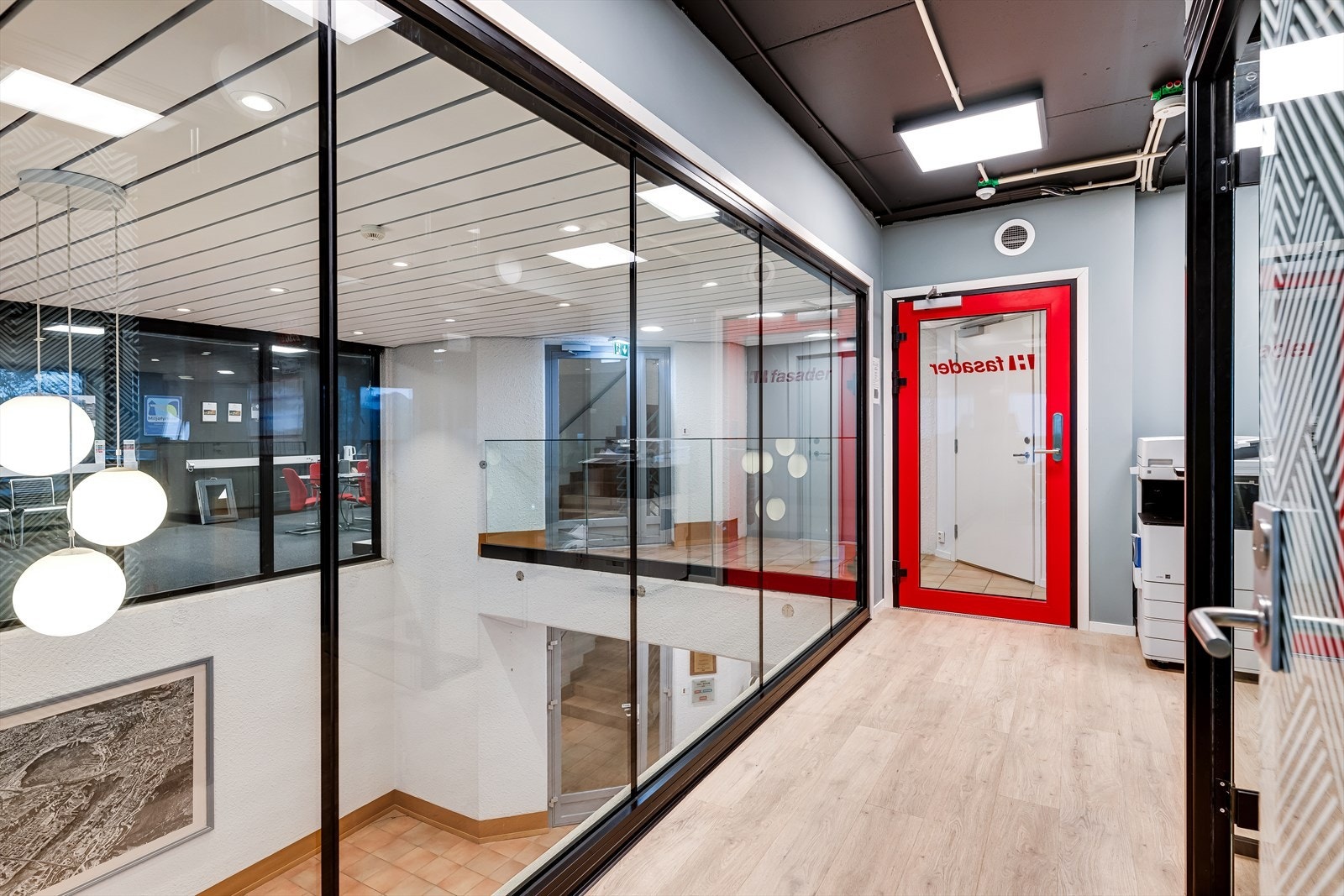 Inngangsparti i 2. etg. til kontor og møterom.