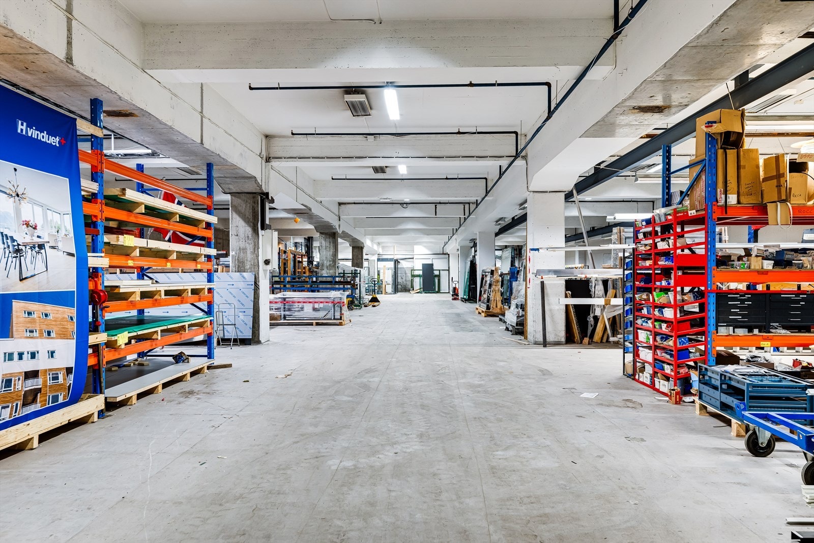 Ledig lagerareal BTA 1075 m². Ca 3,5 meter takhøyde til dragere og ca. 4 meter mellom dragere.