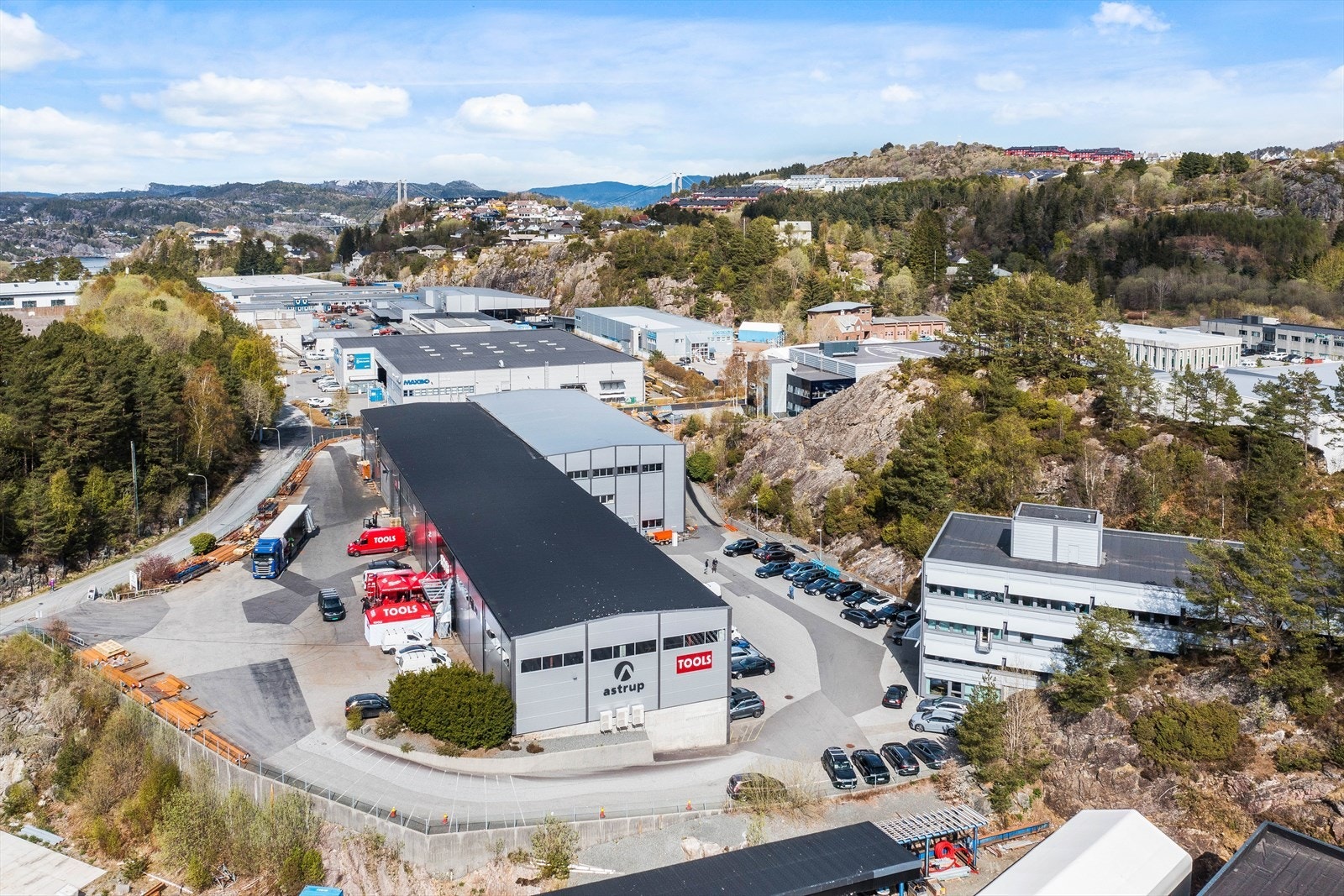Lagerlokalene ligger i bygg til venstre, mens kontorene ligger i kontorbygg til høyre.