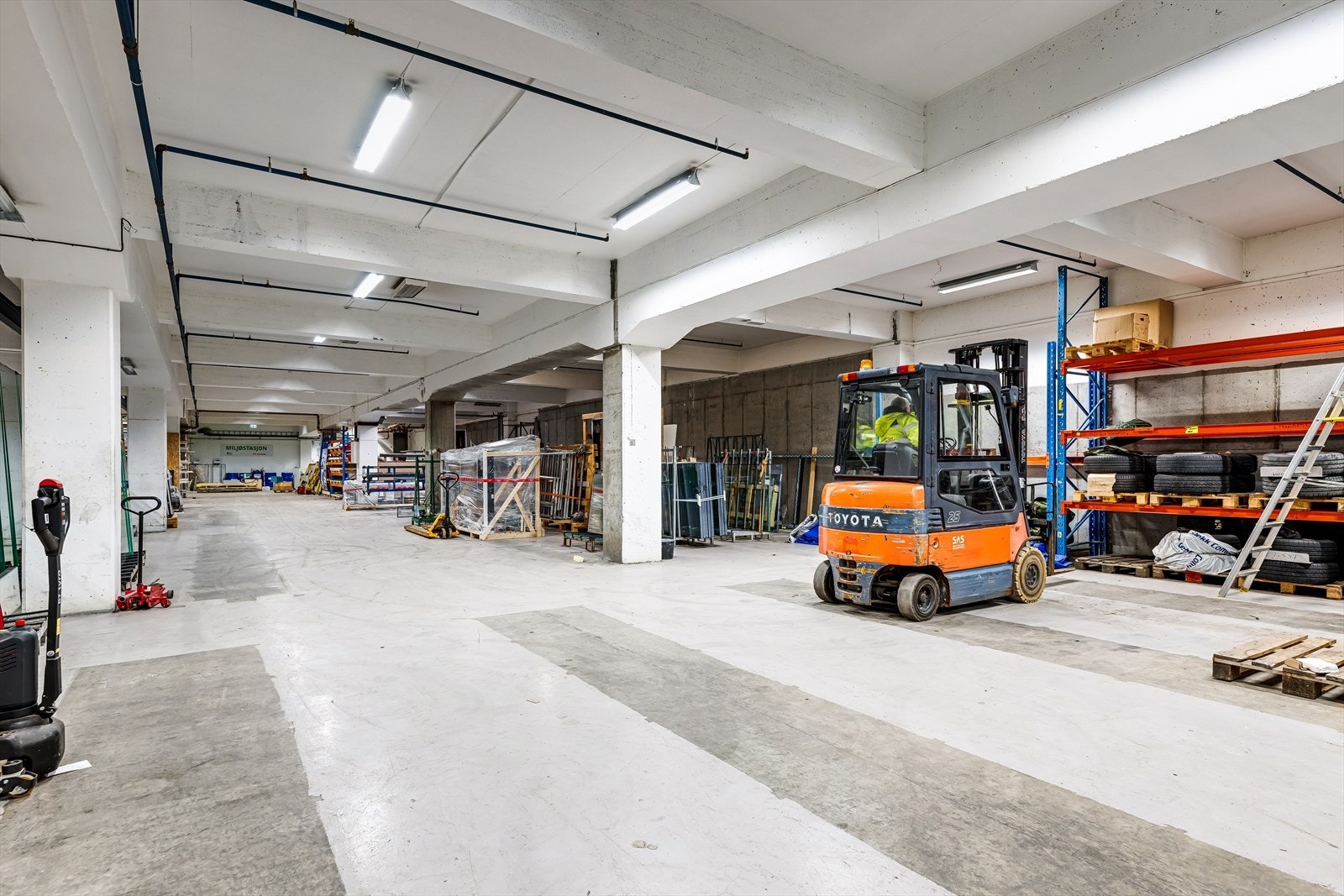 Ledig lagerareal BTA 1075 m². Ca 3,5 meter takhøyde til dragere og ca. 4 meter mellom dragere.