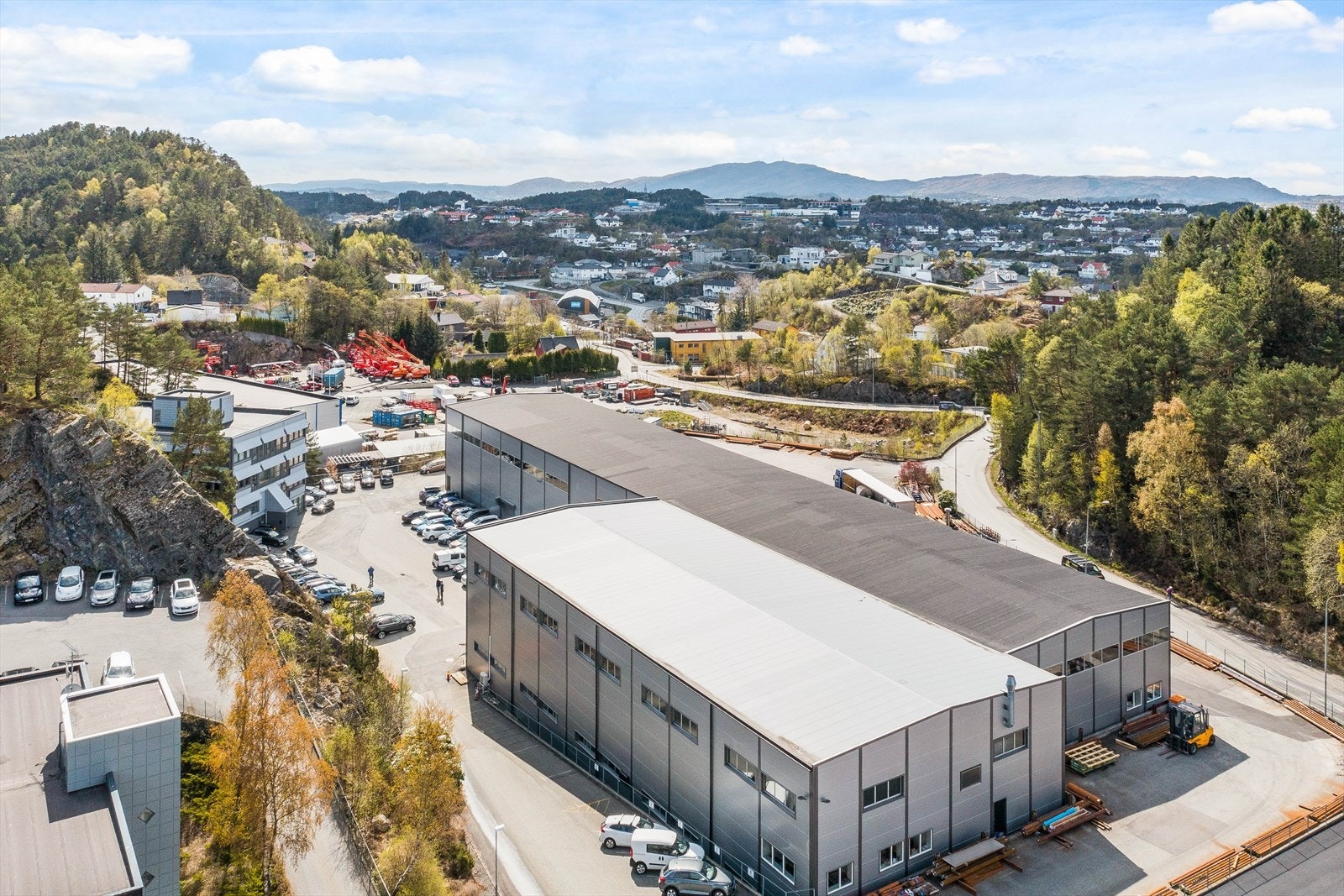 Mulig å kjøre rundt bygget.