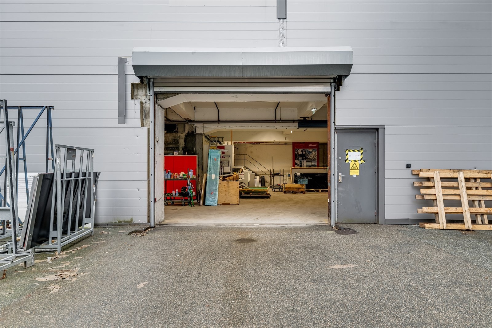 De ledige lagerlokalene ligger på gateplan og er tilgjengelig via rulleport på ca. 4 x 3 meter.
