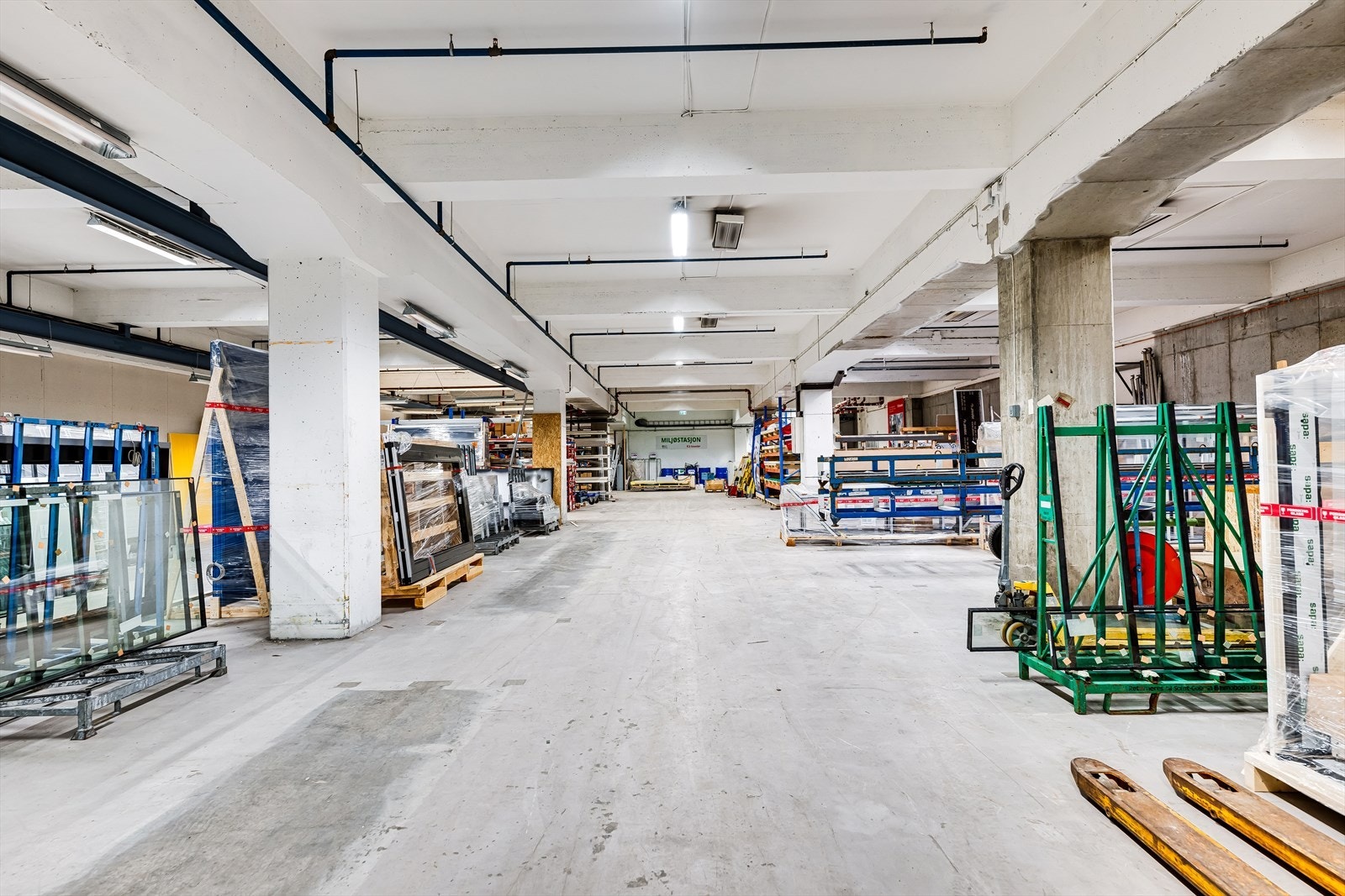 Ledig lagerareal BTA 1075 m². Ca 3,5 meter takhøyde til dragere og ca. 4 meter mellom dragere.