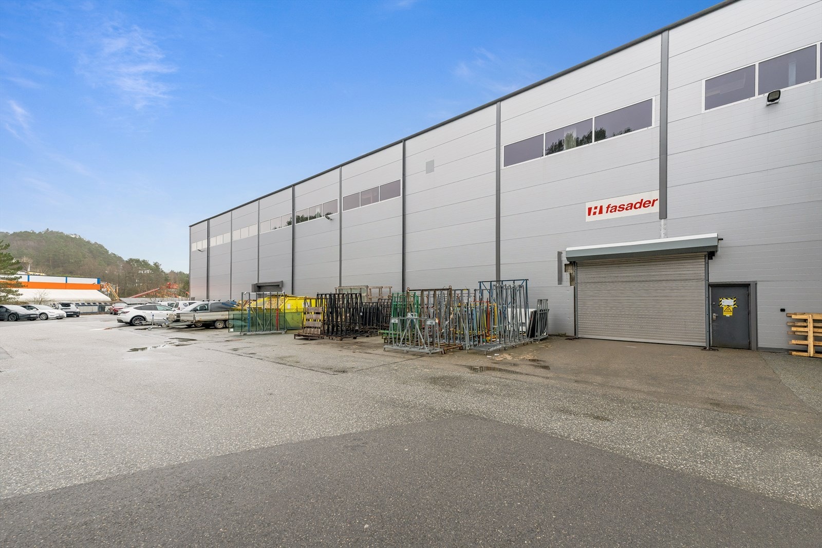 De ledige lagerlokalene ligger på gateplan og er tilgjengelig via rulleport på ca. 4 x 3 meter.