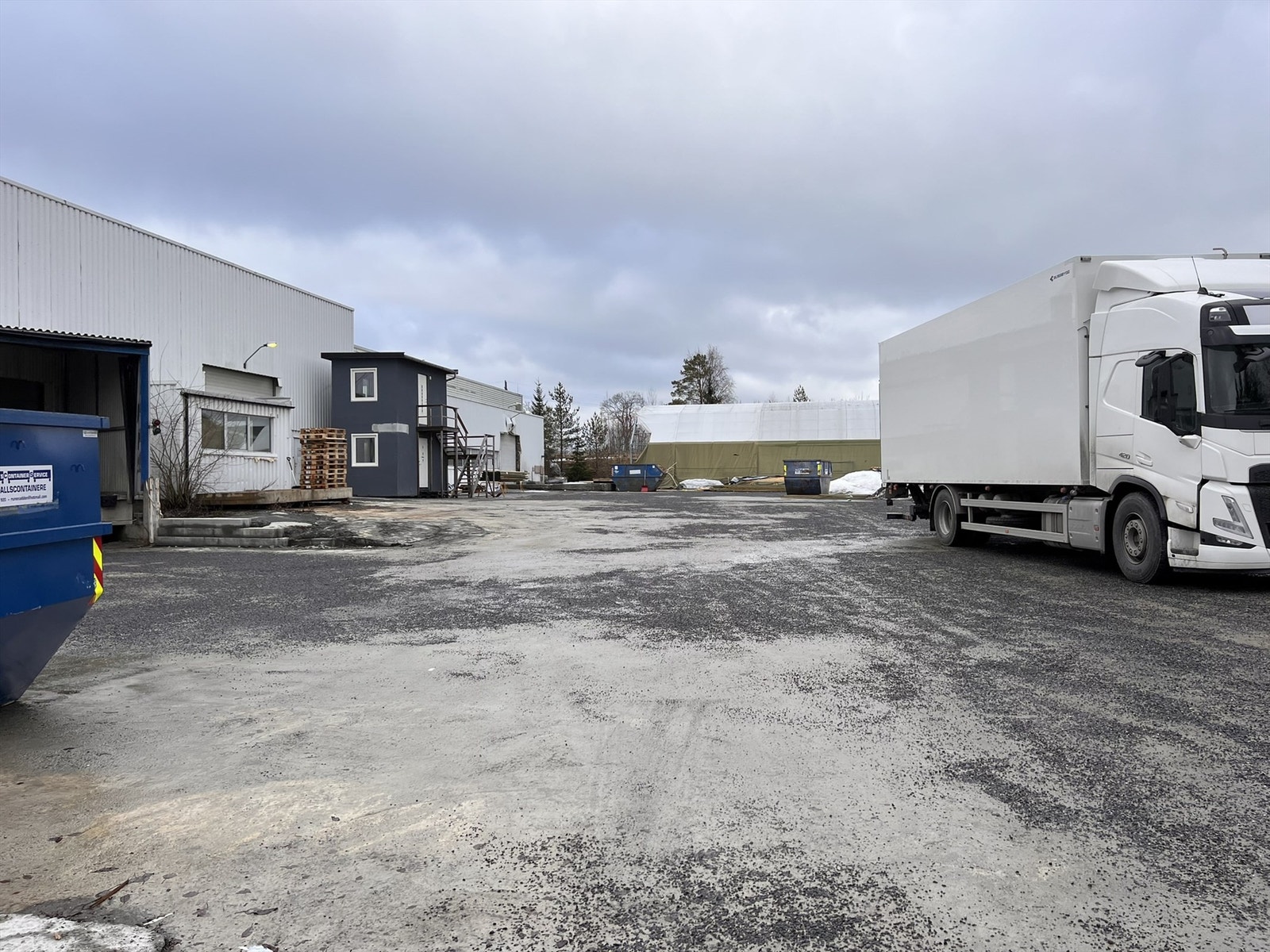 Gårdsplass lasteområde. Galleribilde