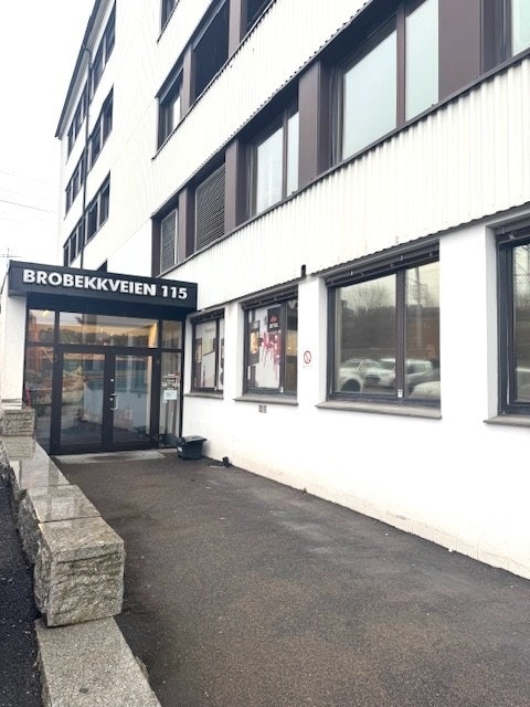 Velkommen til flotte kontorer i Brobekkveien 115, 0582 Oslo. Kontorene ligger i 3 etasje med heisadkomst direkte i lokalet. Galleribilde