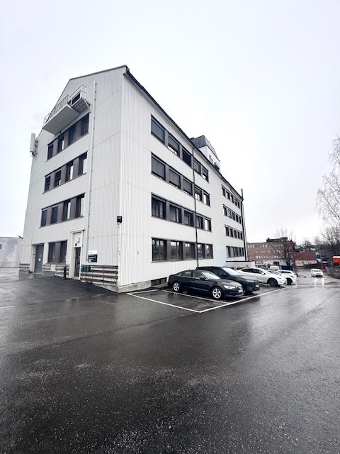 Velkommen til flotte kontorer i Brobekkveien 115, 0582 Oslo. Kontorene ligger i 3 etasje med heisadkomst direkte i lokalet. Galleribilde