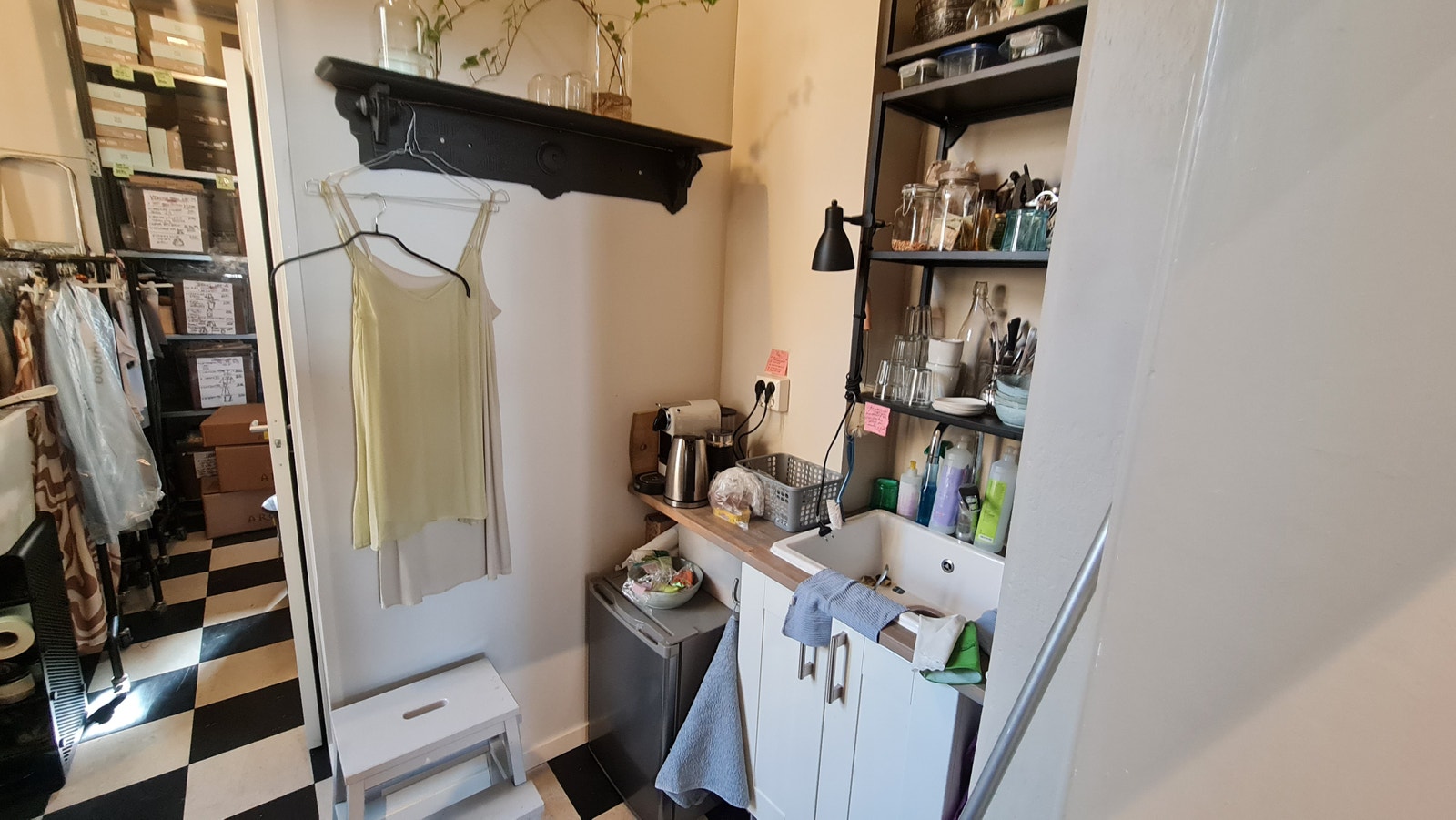 Lokalet har toalett i seksjonen, et lite lager-areal og et lite te-kjøkken. Galleribilde
