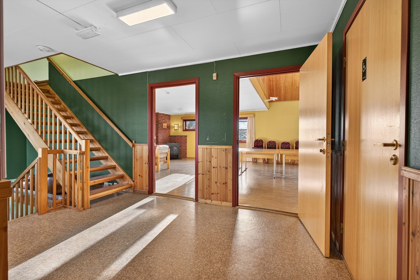 Hall med trapp opp til loft og ned to barnehagen Galleribilde