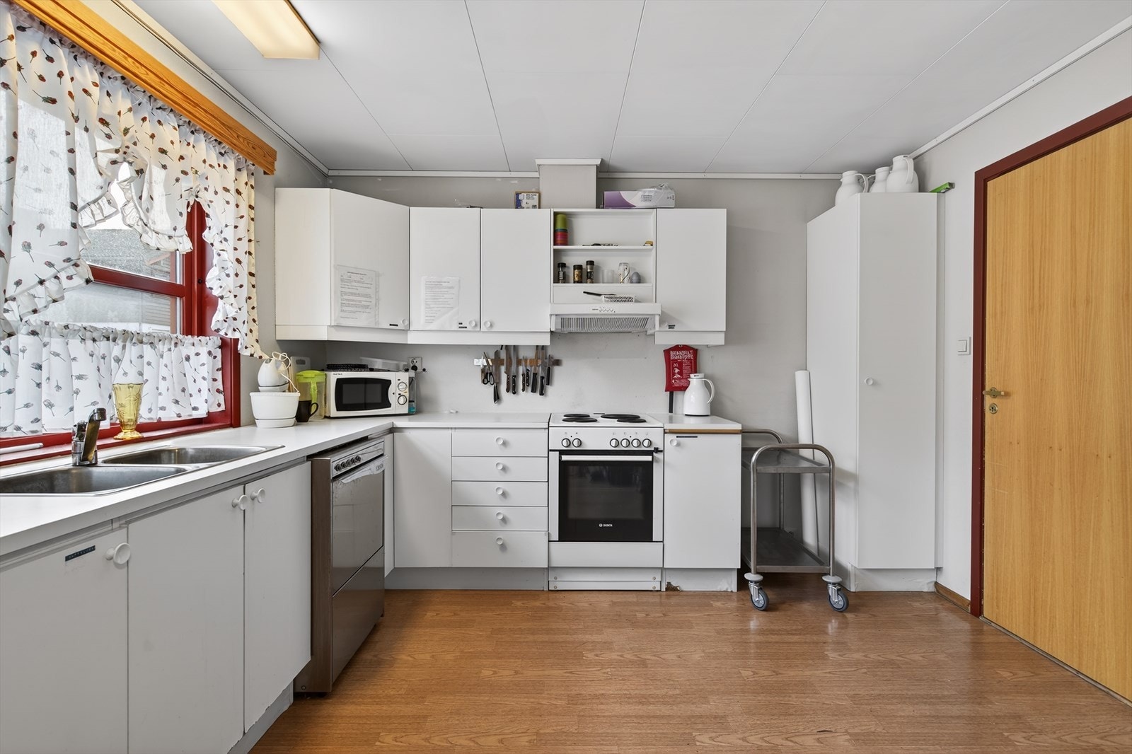 Godt med benke og skap plass Galleribilde