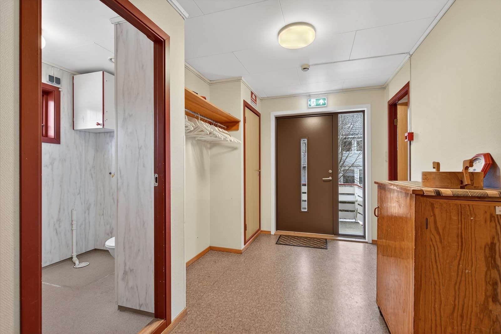 Fra hovedinngang med HC rampe Galleribilde