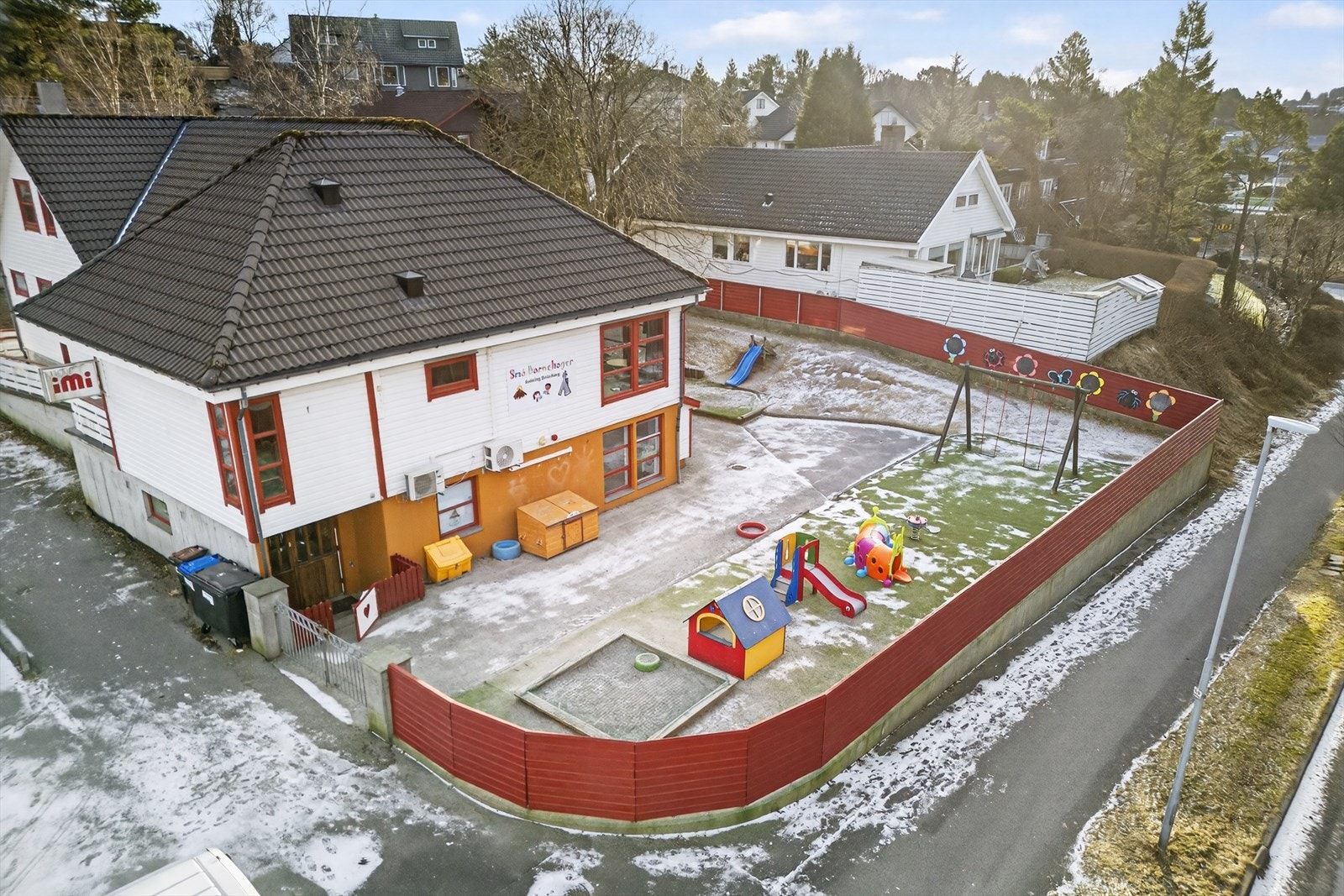 I nedre etasje er det barnehage, barnehagen disponerer uteområde Galleribilde