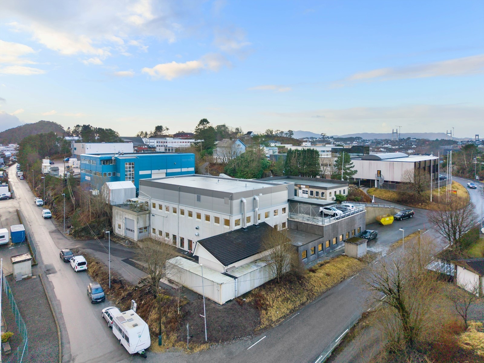 Leirvikåsen 49b har sentralt plassering i Fagerdalen med god eksponering mot Leirvikåsen og Leirvikflaten.