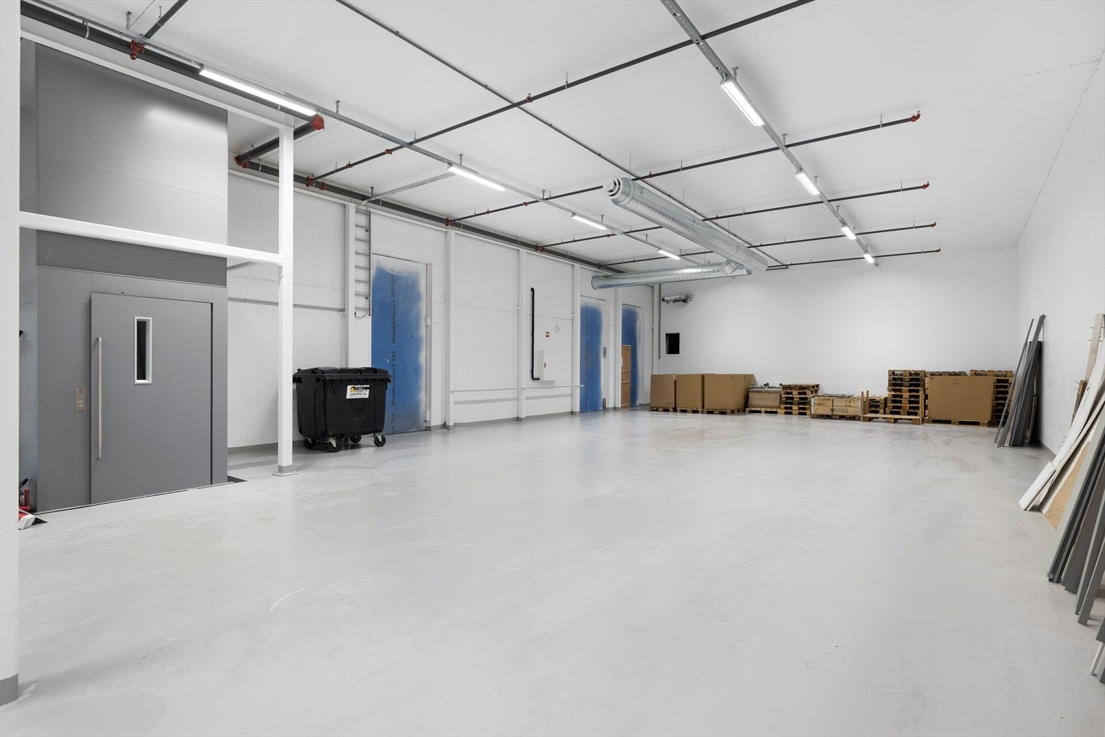 Lager lokale i 1. etg. ca. BTA 315 m². Heis opp til 2. etg og mesanin.