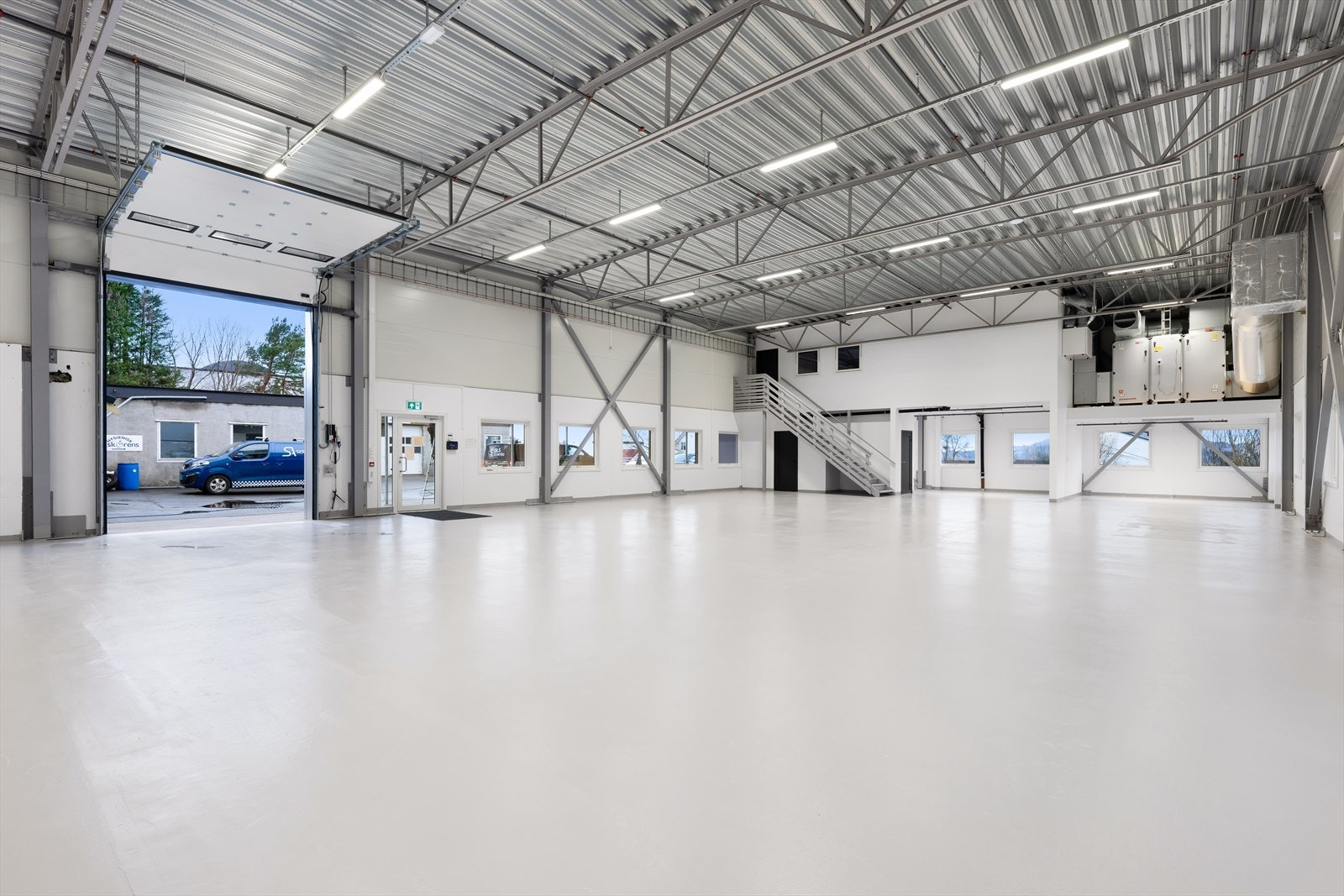 Forretnings-/kombinasjonslokaler i 2. etg. BTA ca. 443 m². Ca. 6 meter takhøyde, 5 meter opp til 