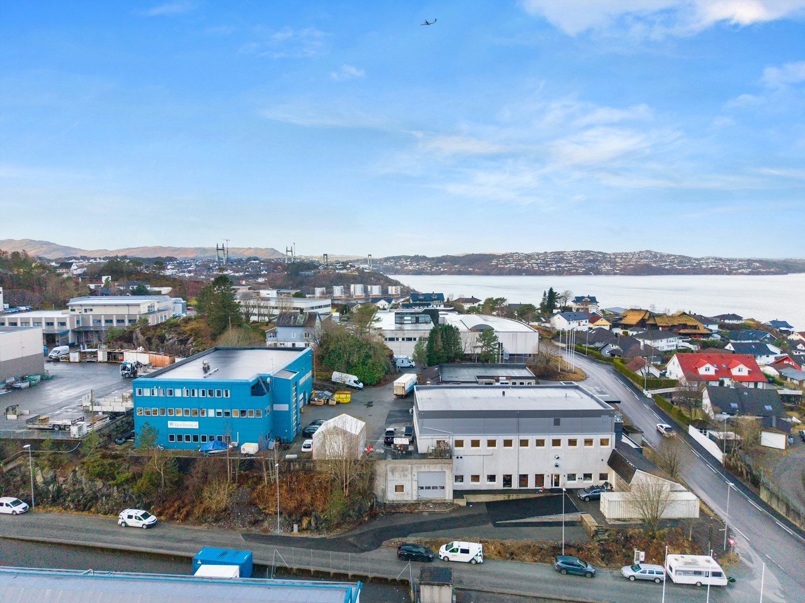 Leirvikåsen 49b har sentralt plassering i Fagerdalen med god eksponering mot Leirvikåsen og Leirvikflaten.