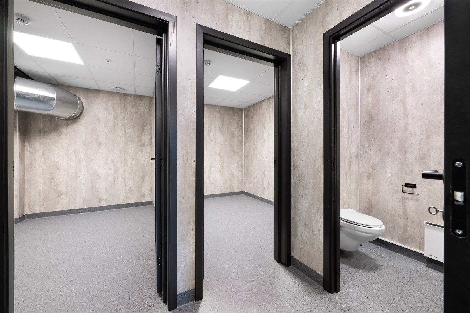 Garderober med toalett.