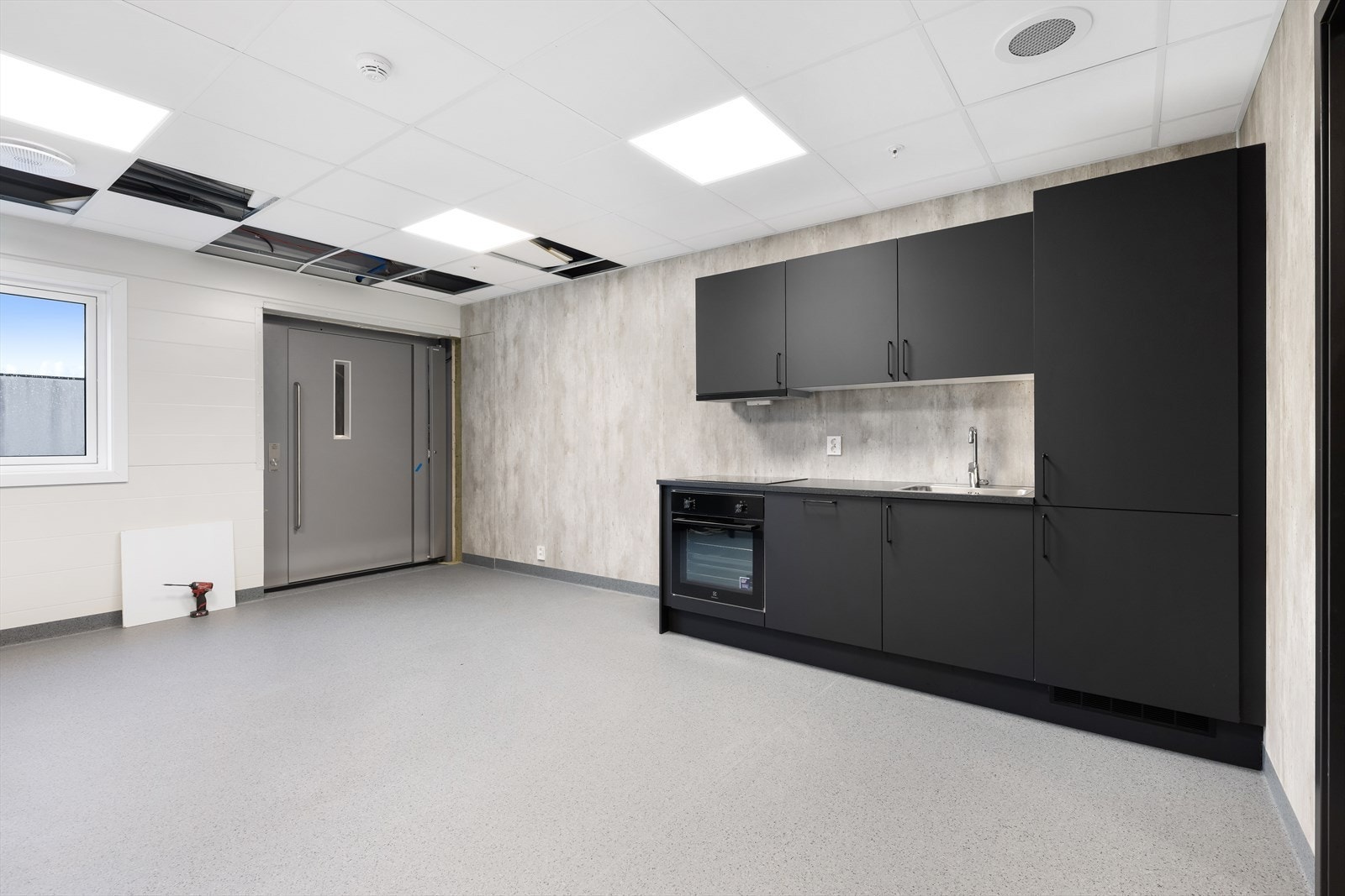 Mesanin med kjøkken og spiseplass. Tilgjengelig via heis.