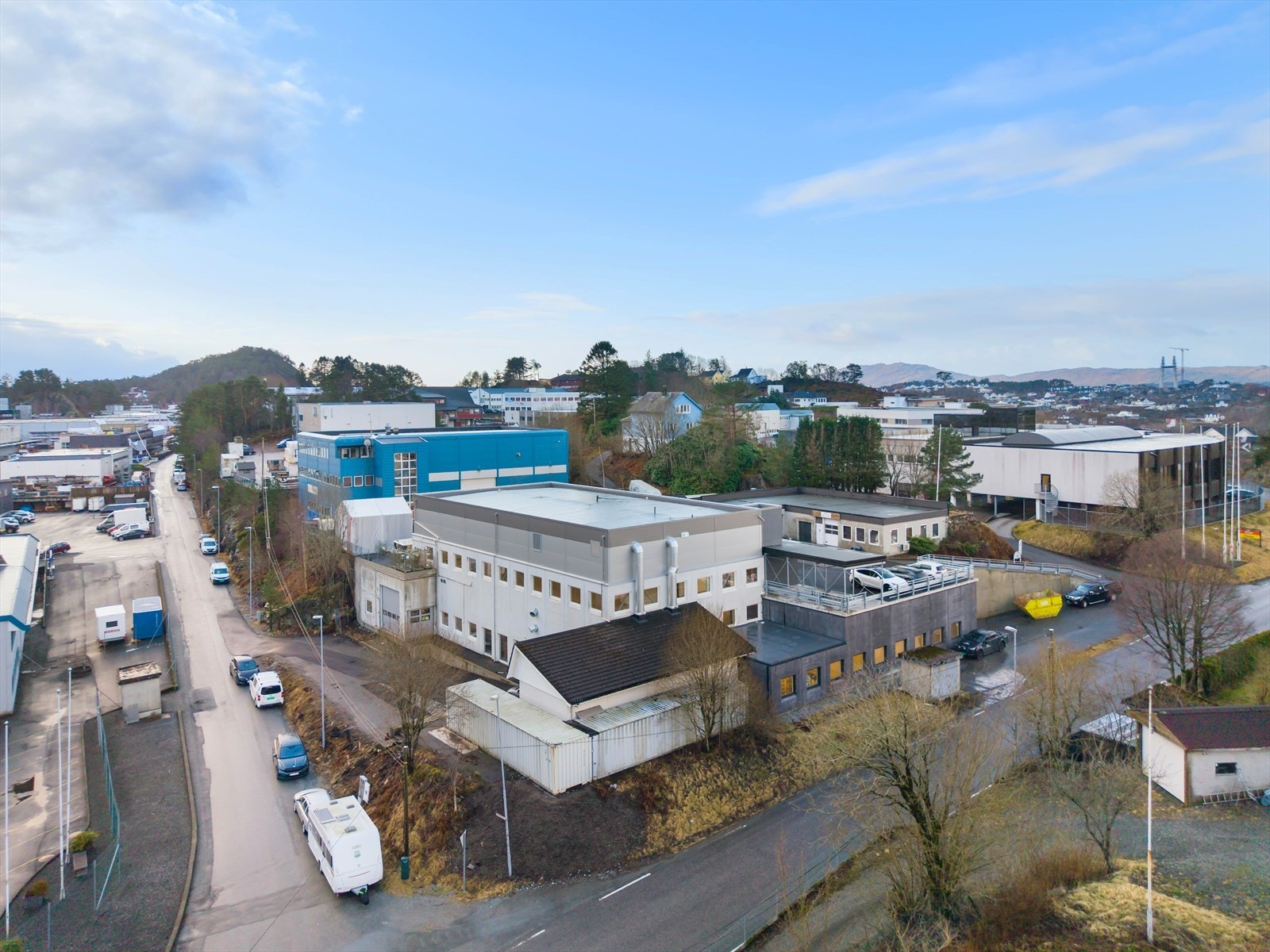 Leirvikåsen 49b har sentralt plassering i Fagerdalen med god eksponering mot Leirvikåsen og Leirvikflaten.