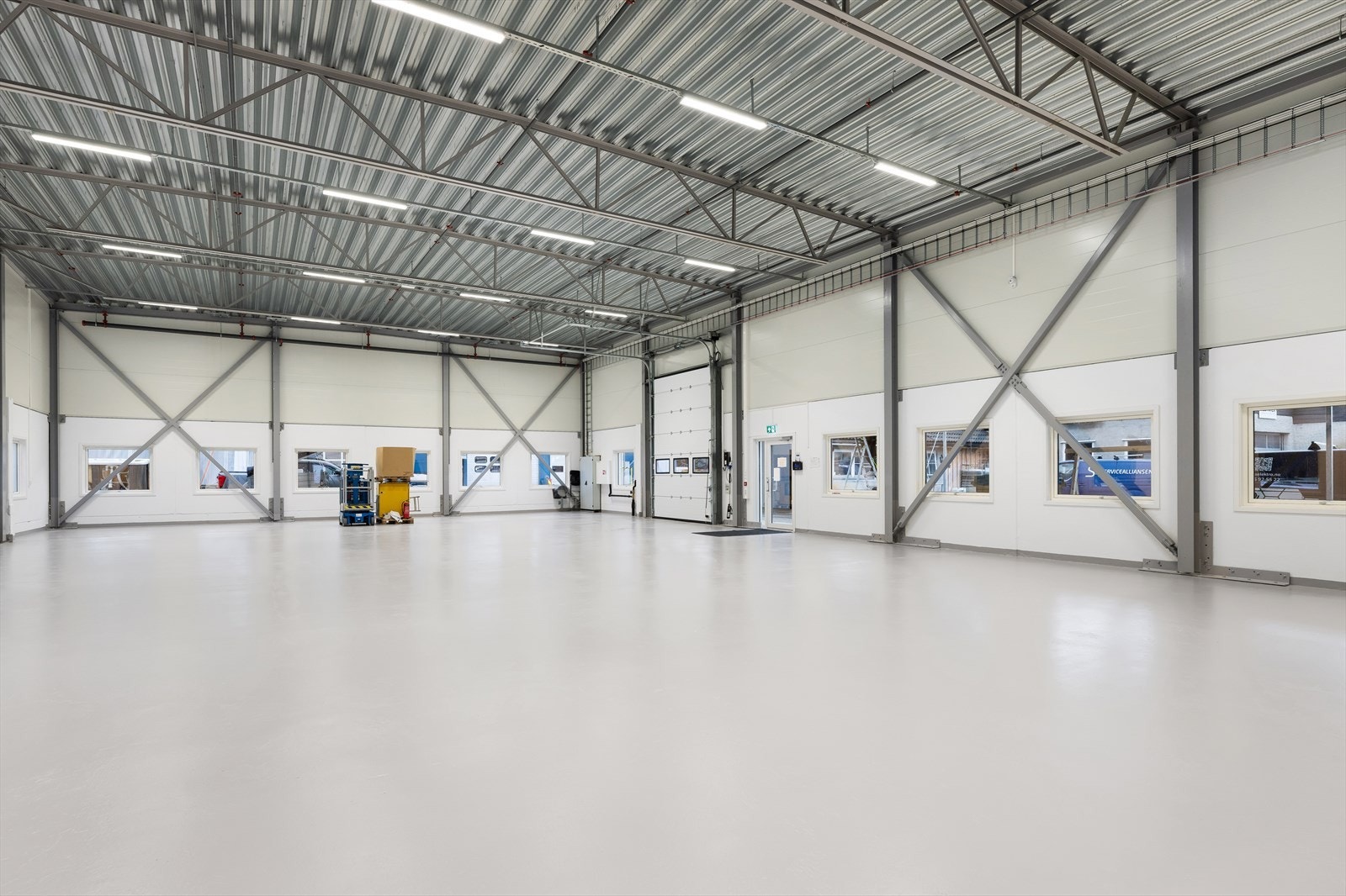 Forretnings-/kombinasjonslokaler i 2. etg. BTA ca. 443 m². Ca. 6 meter takhøyde, 5 meter opp til 