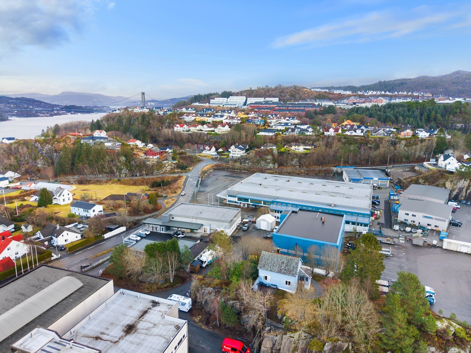 Leirvikåsen 49b har sentralt plassering i Fagerdalen med god eksponering mot Leirvikåsen og Leirvikflaten.