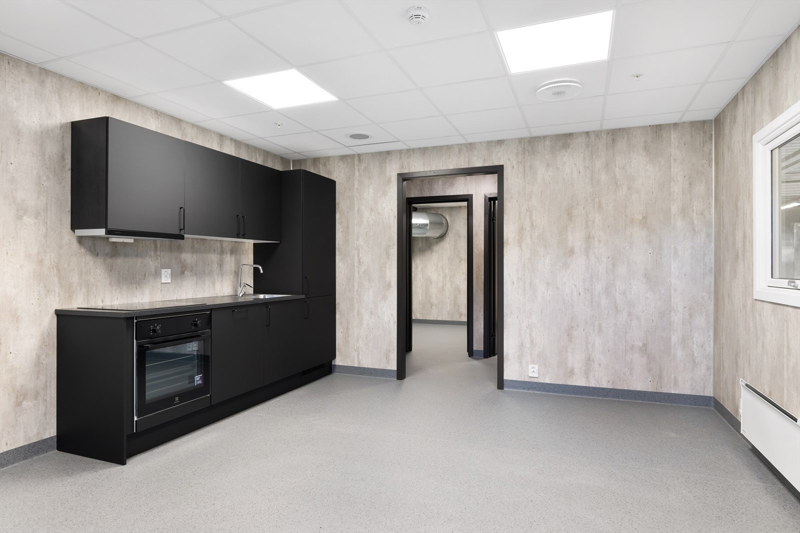 Mesanin med kjøkken og spiseplass, 2 garderober med toalett.