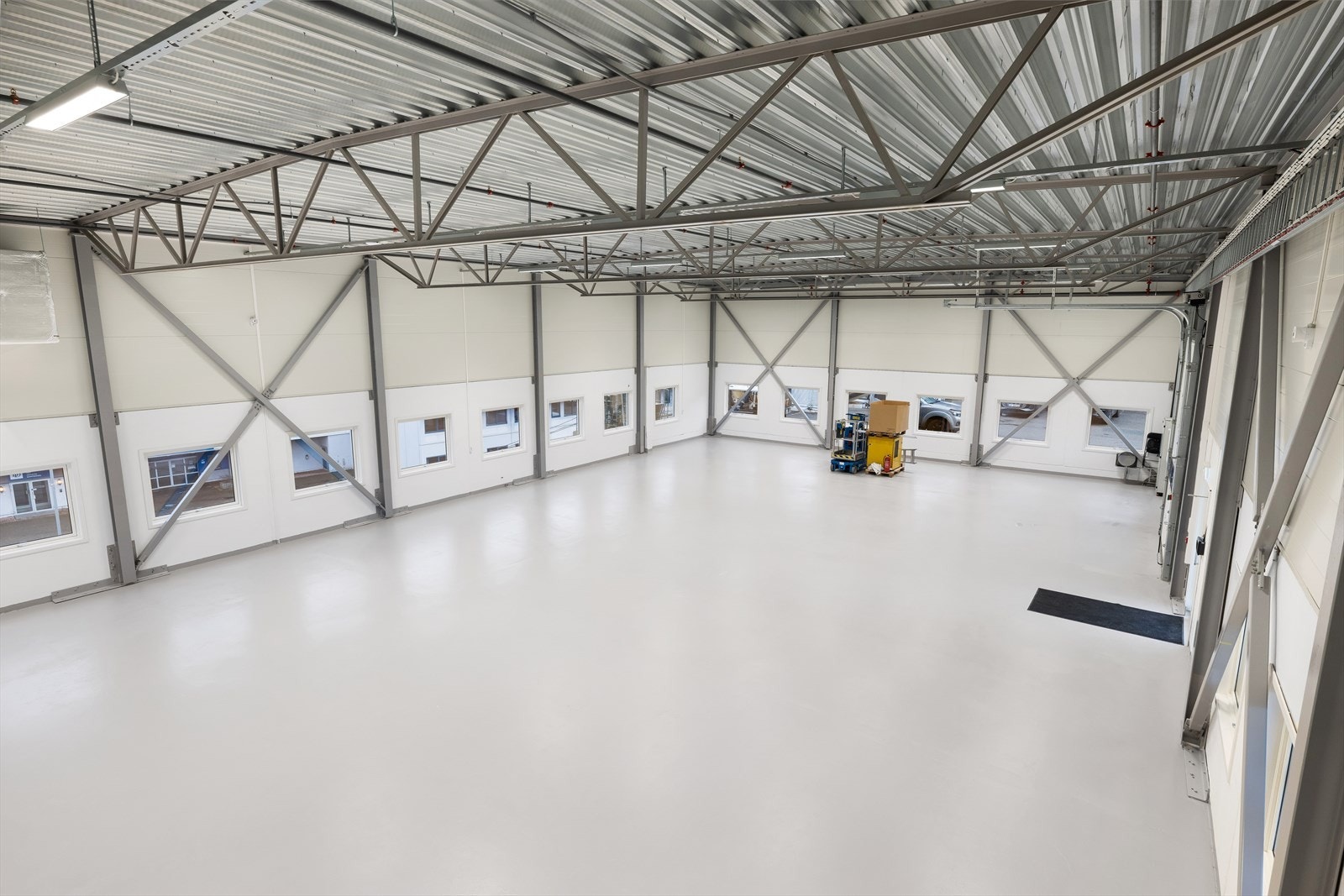 Forretnings-/kombinasjonslokaler i 2. etg. BTA ca. 443 m². Ca. 6 meter takhøyde, 5 meter opp til 