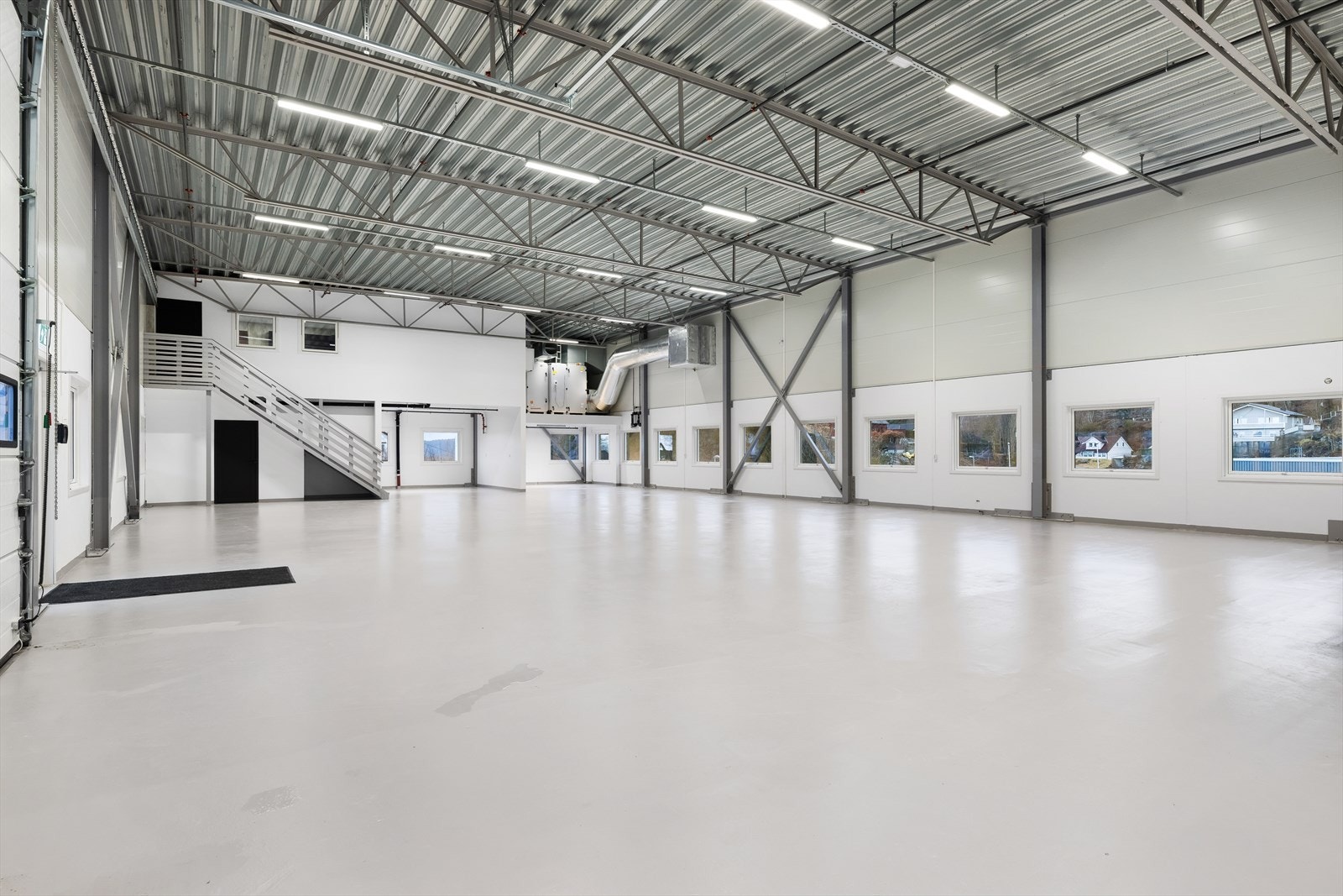 Forretnings-/kombinasjonslokaler i 2. etg. BTA ca. 443 m². Ca. 6 meter takhøyde, 5 meter opp til 