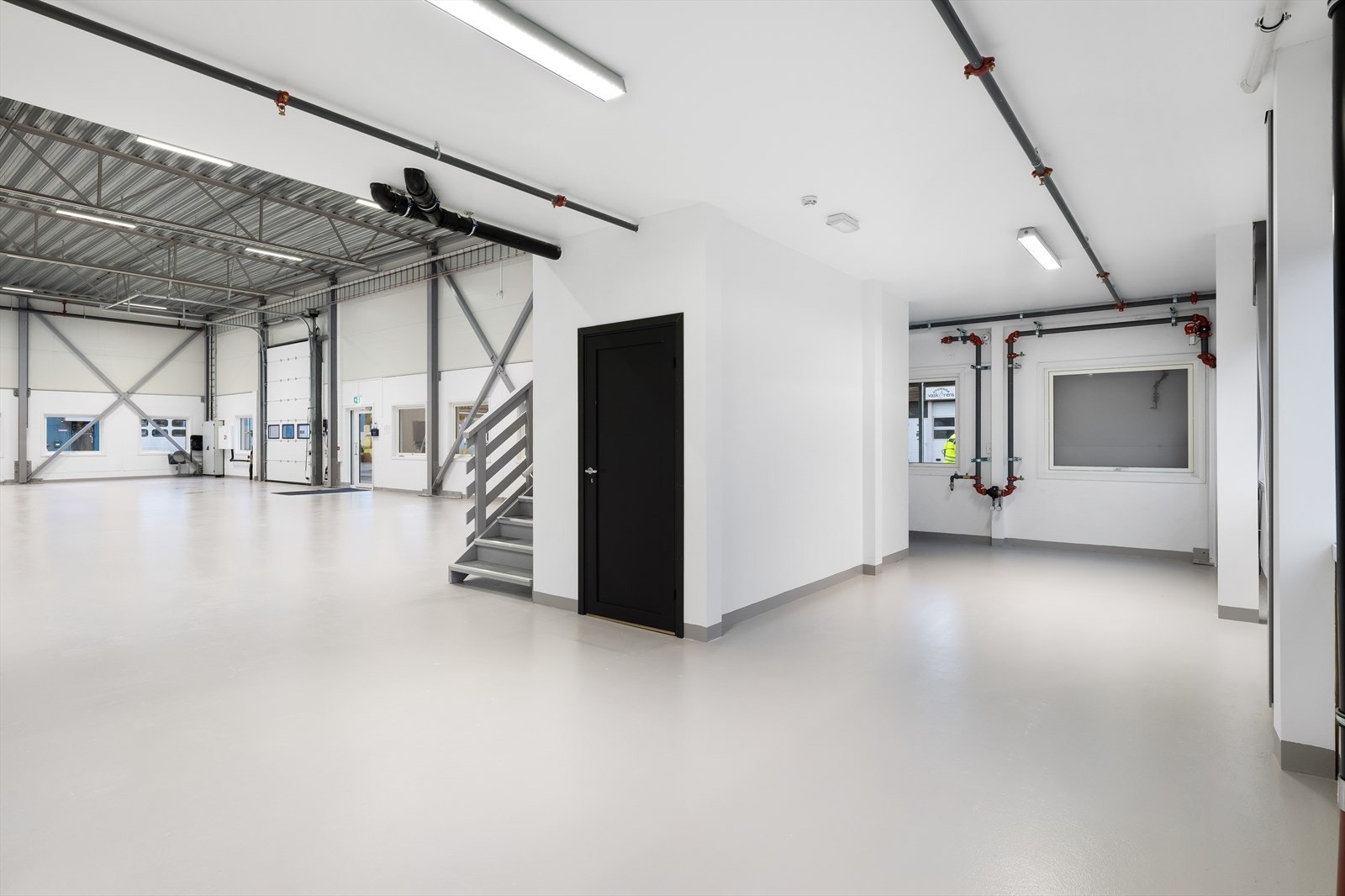 Forretnings-/kombinasjonslokaler i 2. etg. BTA ca. 443 m². Ca. 6 meter takhøyde, 5 meter opp til 