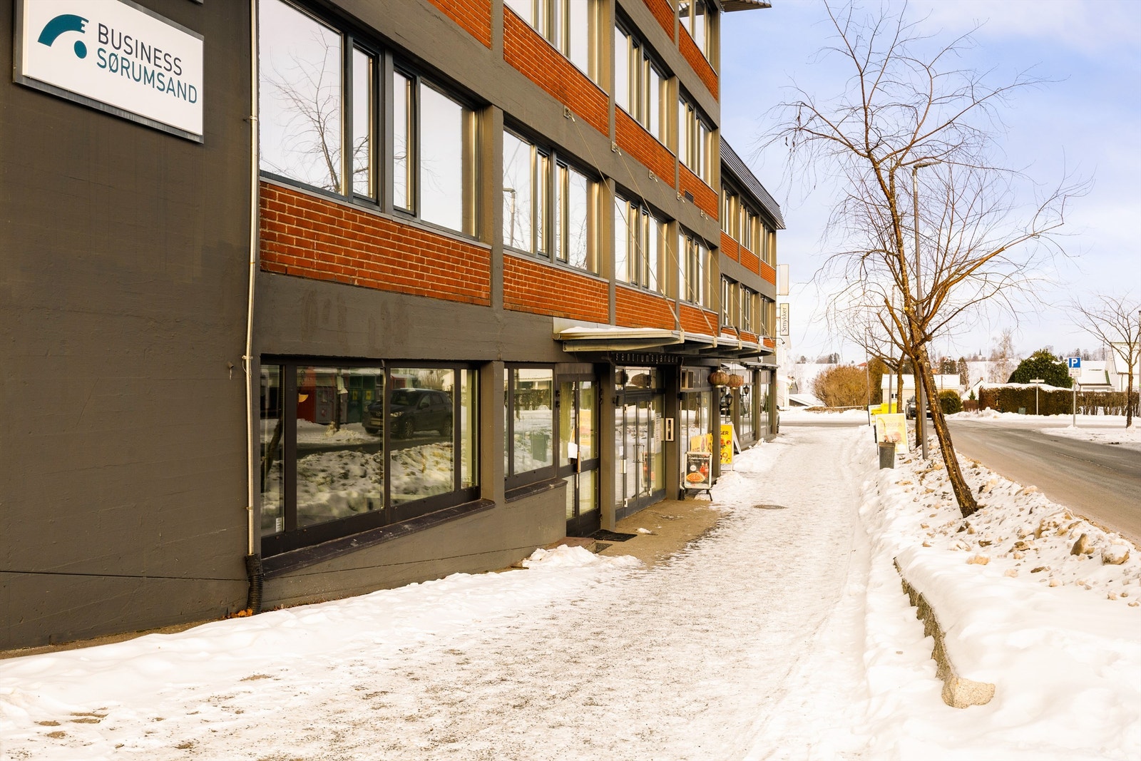 Fasade og fortau mot Fru Natvigs vei Galleribilde