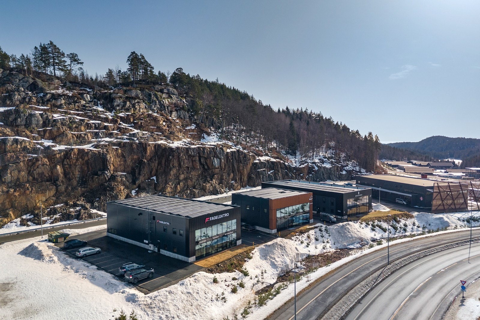 Med attraktiv beliggenhet i nyere nærings område i Tvedestrand Næringspark, ved avkjørsel rett ved E-18. Galleribilde