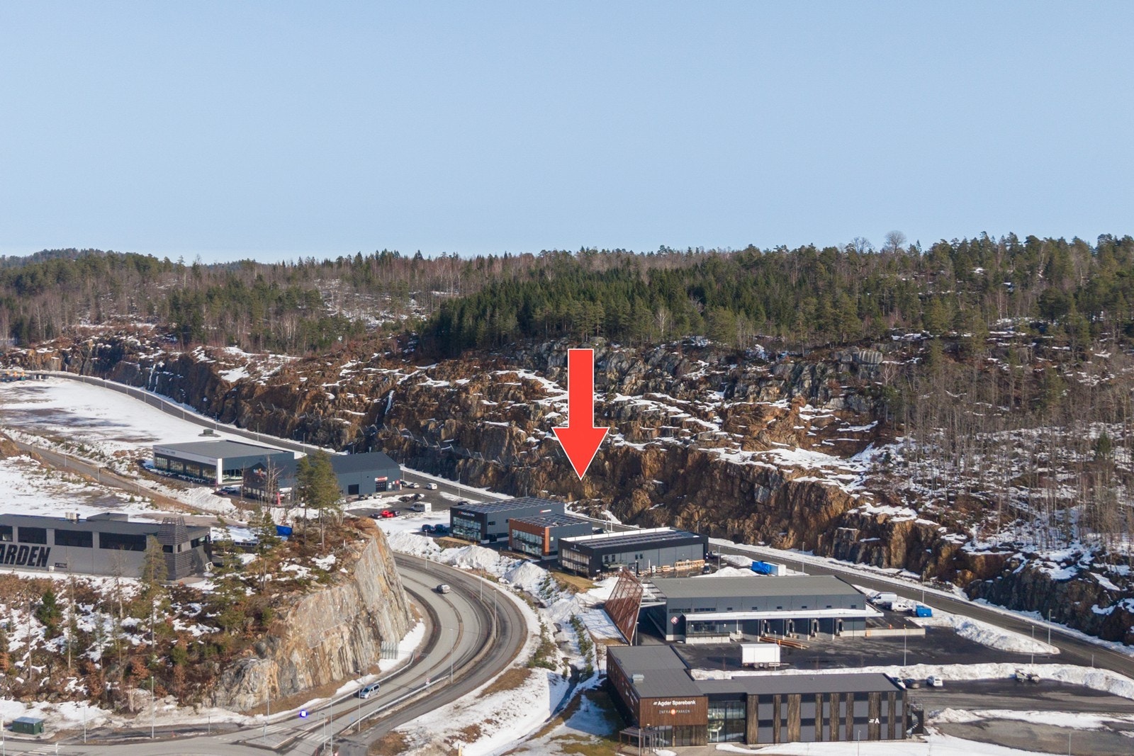 Godt eksponerte næringsbygg fra hovedvei ned til Tvedestrand sentrum. Området fremstår som svært attraktivt for mange aktører i regionen. Galleribilde
