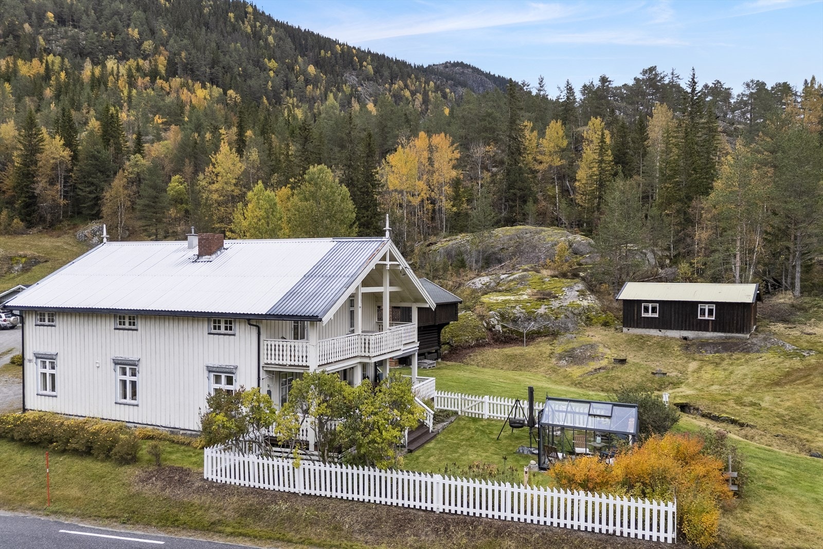 Våningshus på 2 plan, som inneholder bl.a. 3 soverom , kjøkken og 2 bad. Galleribilde
