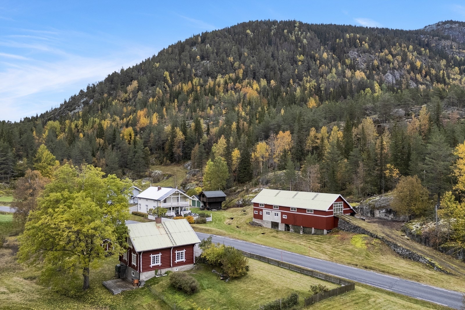 Tegneby og Grønnerød Landbruksmegling AS har gleden av å presentere landbrukseiendommen Hageviken Søndre, idyllisk beliggende i Tuddal Galleribilde