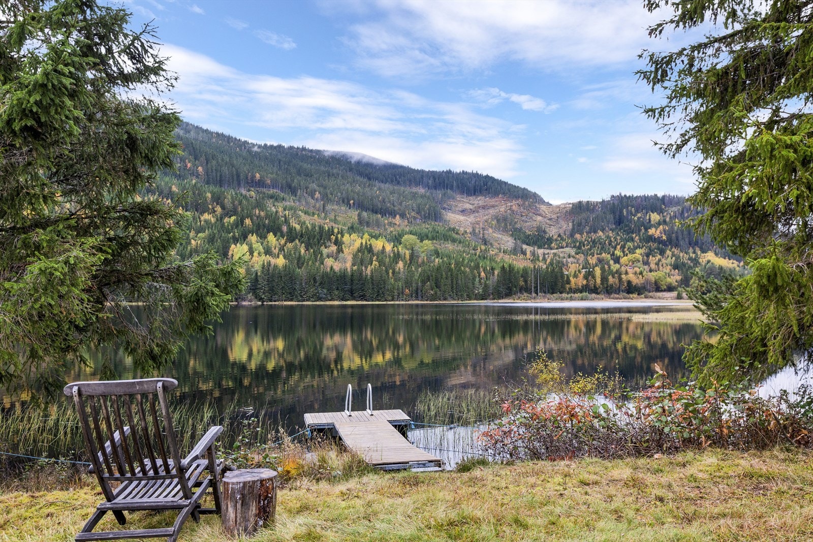 Idyll ved vannet med flytebrygge Galleribilde